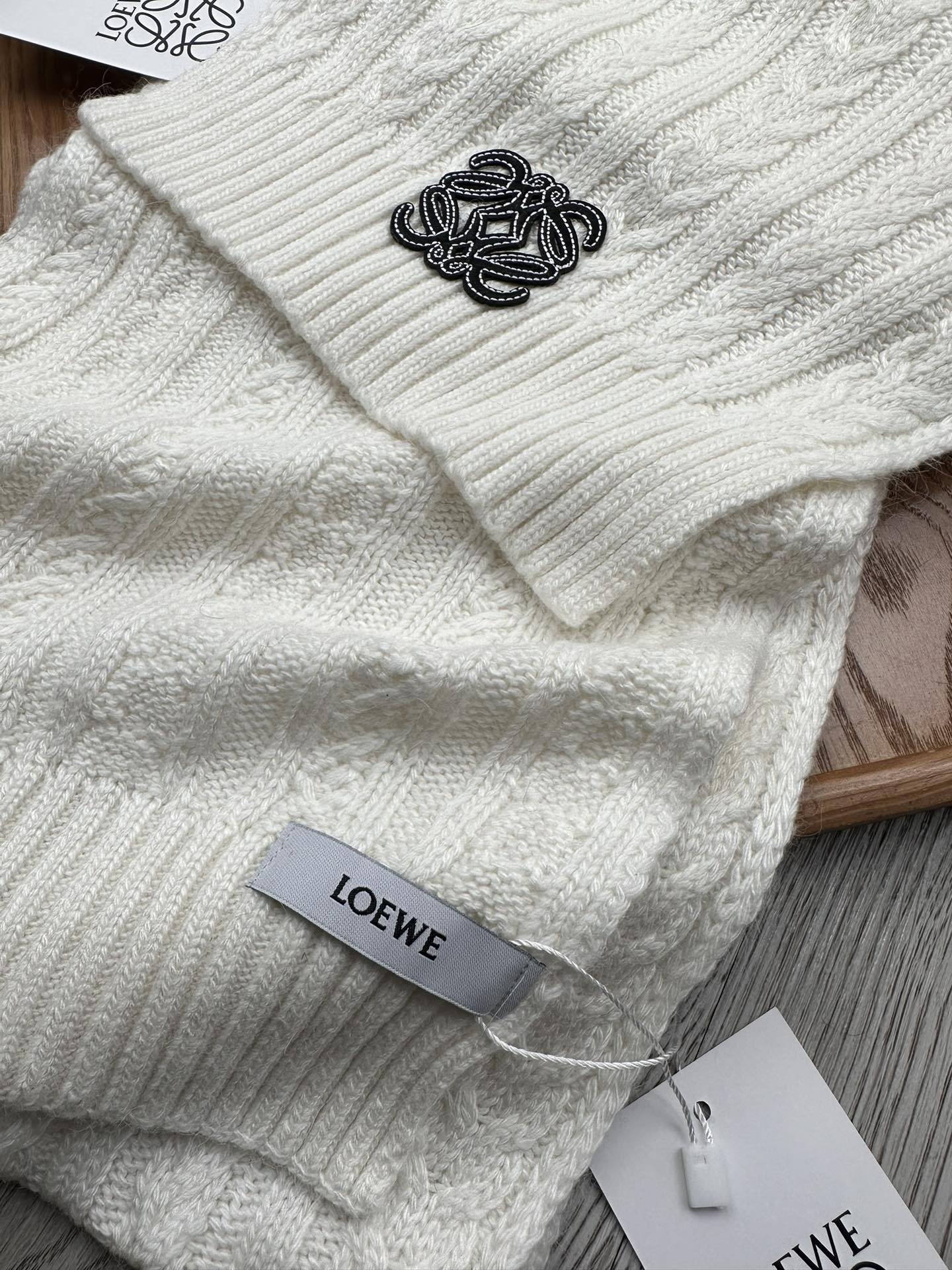 🌹。Loewe。【羊毛套装帽子】经典套装帽子！帽子➕围巾！材质：70%羊毛➕30%兔毛。暖暖哒超级舒服～冬日小姐姐减龄神