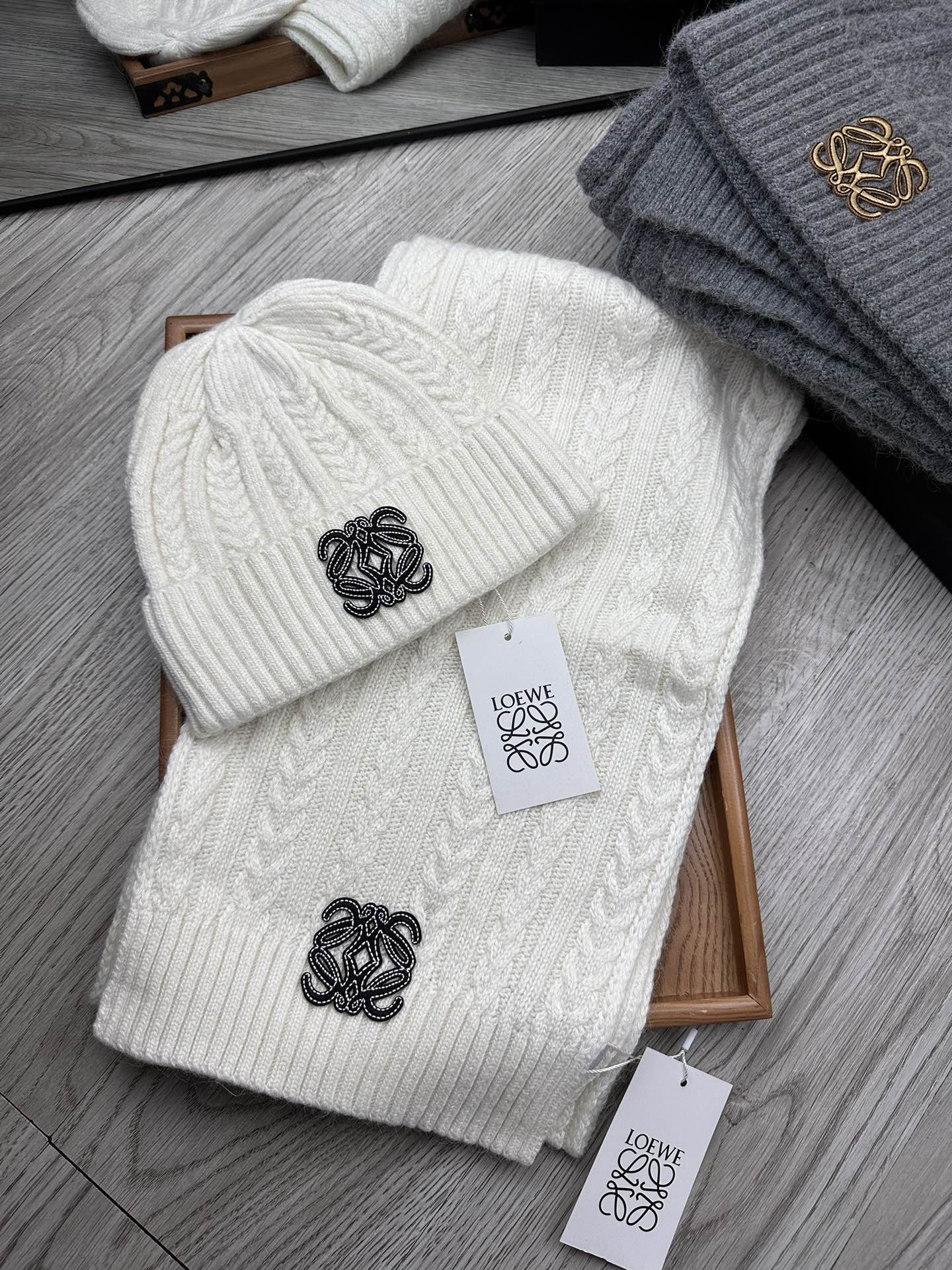 🌹。Loewe。【羊毛套装帽子】经典套装帽子！帽子➕围巾！材质：70%羊毛➕30%兔毛。暖暖哒超级舒服～冬日小姐姐减龄神