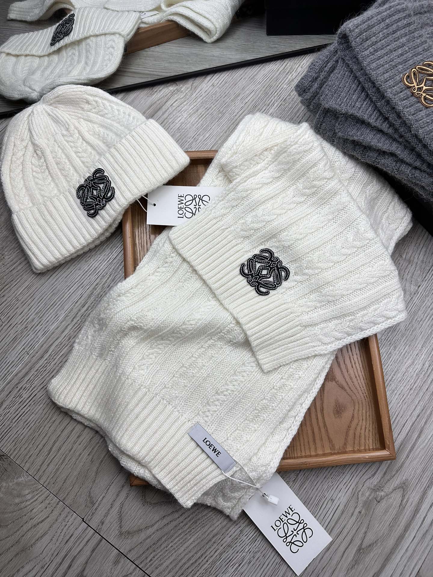 🌹。Loewe。【羊毛套装帽子】经典套装帽子！帽子➕围巾！材质：70%羊毛➕30%兔毛。暖暖哒超级舒服～冬日小姐姐减龄神