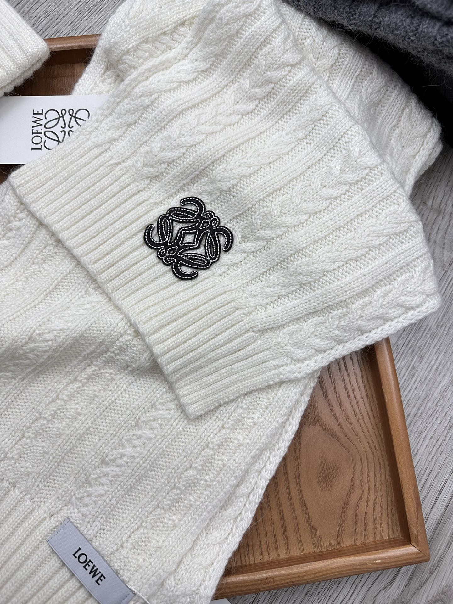 🌹。Loewe。【羊毛套装帽子】经典套装帽子！帽子➕围巾！材质：70%羊毛➕30%兔毛。暖暖哒超级舒服～冬日小姐姐减龄神