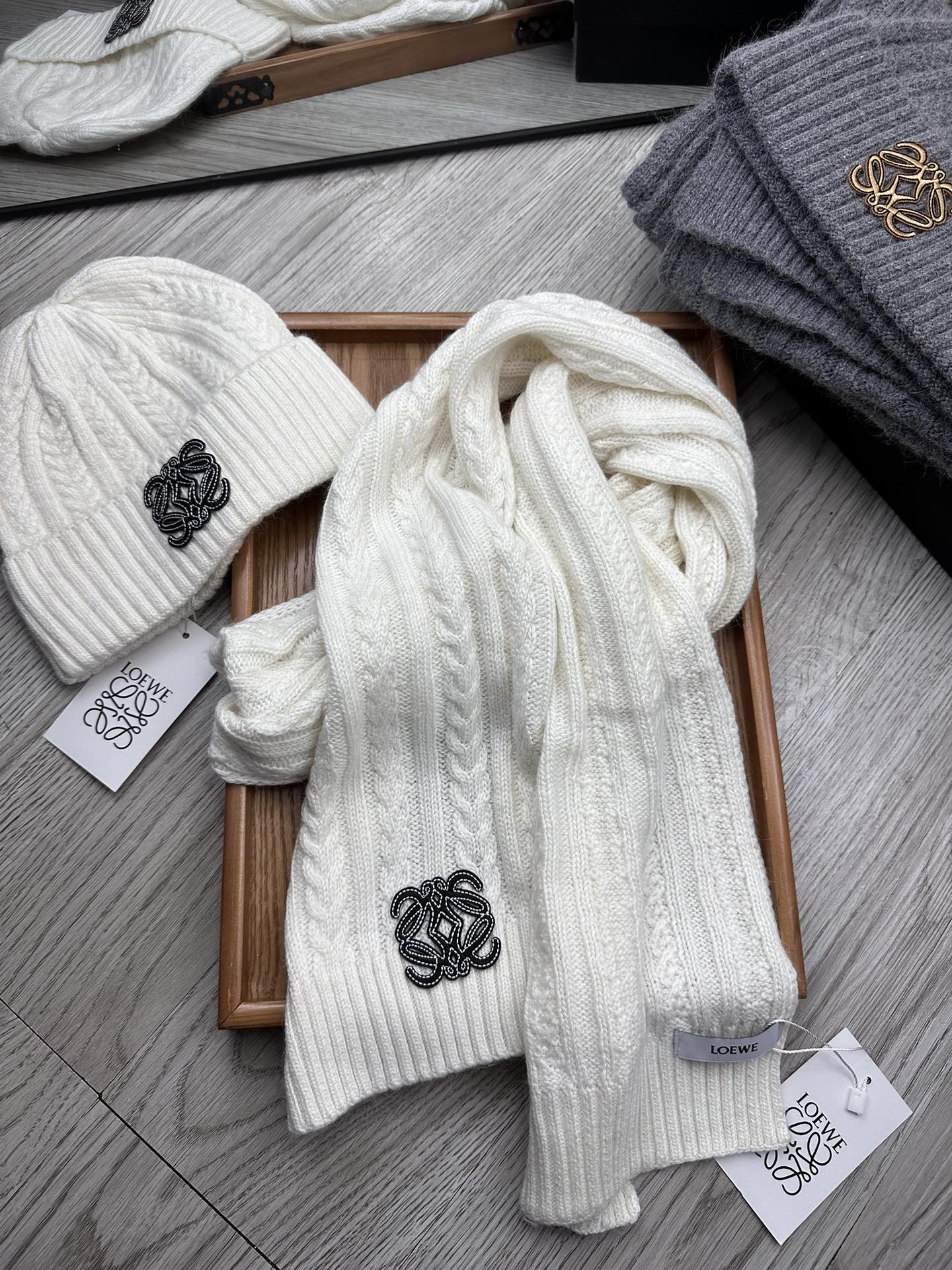 🌹。Loewe。【羊毛套装帽子】经典套装帽子！帽子➕围巾！材质：70%羊毛➕30%兔毛。暖暖哒超级舒服～冬日小姐姐减龄神