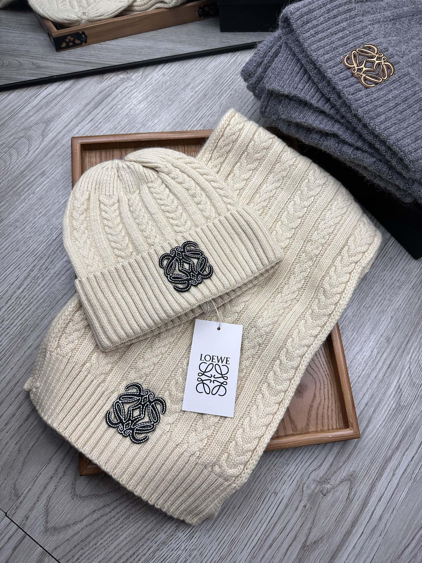 🌹。Loewe。【羊毛套装帽子】经典套装帽子！帽子➕围巾！材质：70%羊毛➕30%兔毛。暖暖哒超级舒服～冬日小姐姐减龄神