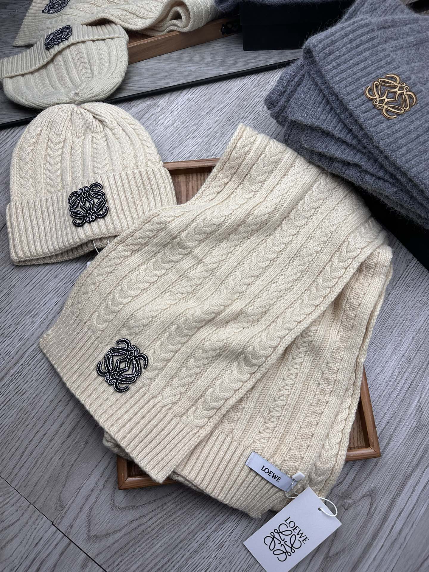 🌹。Loewe。【羊毛套装帽子】经典套装帽子！帽子➕围巾！材质：70%羊毛➕30%兔毛。暖暖哒超级舒服～冬日小姐姐减龄神