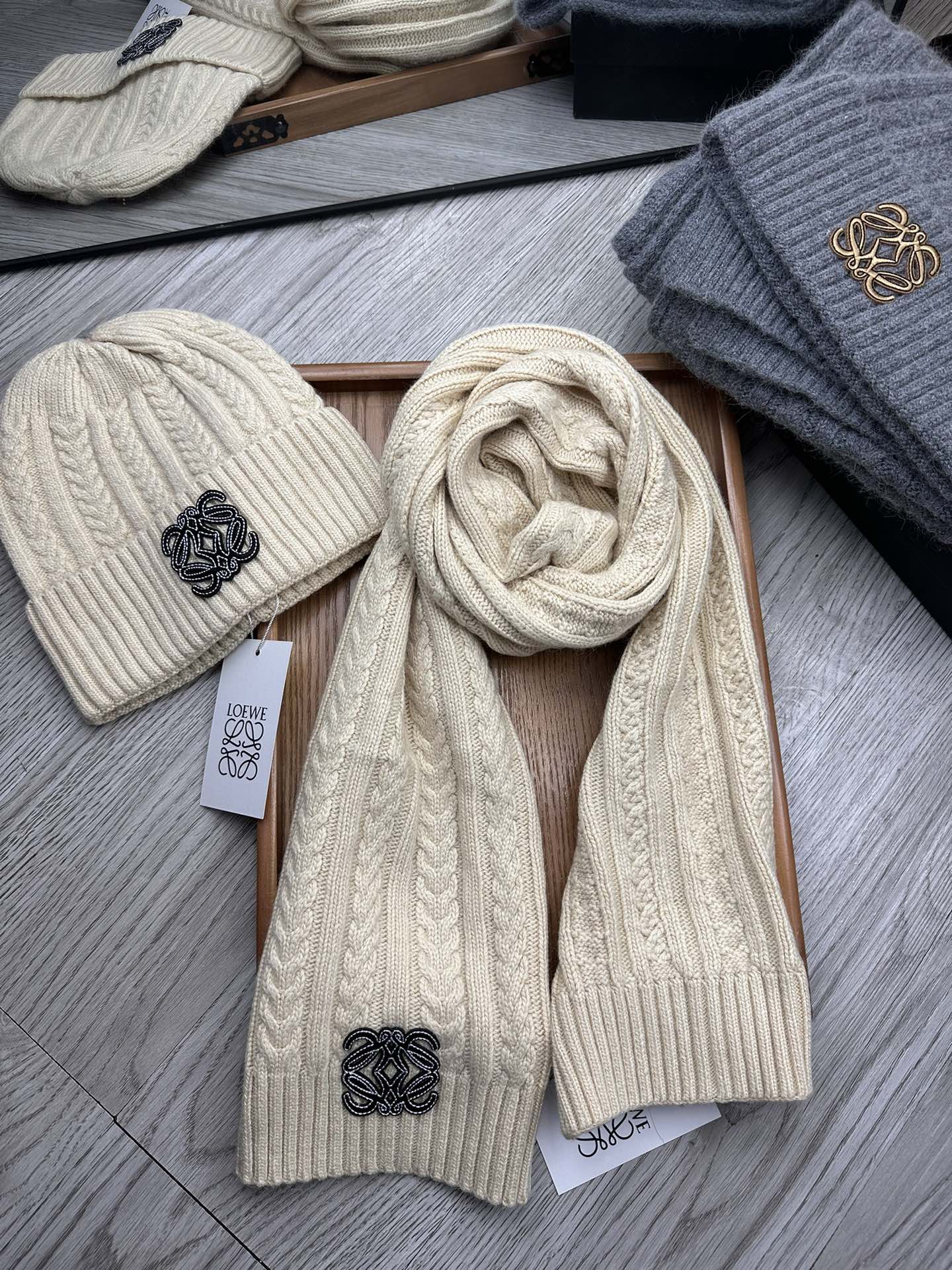 🌹。Loewe。【羊毛套装帽子】经典套装帽子！帽子➕围巾！材质：70%羊毛➕30%兔毛。暖暖哒超级舒服～冬日小姐姐减龄神