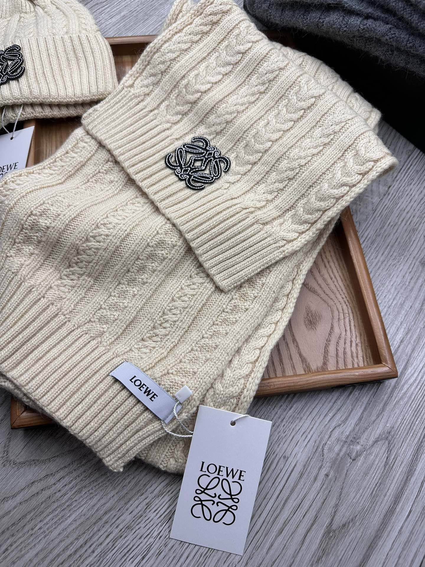🌹。Loewe。【羊毛套装帽子】经典套装帽子！帽子➕围巾！材质：70%羊毛➕30%兔毛。暖暖哒超级舒服～冬日小姐姐减龄神