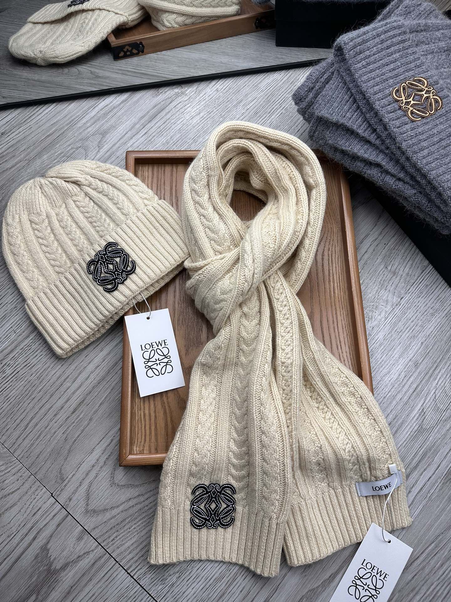 🌹。Loewe。【羊毛套装帽子】经典套装帽子！帽子➕围巾！材质：70%羊毛➕30%兔毛。暖暖哒超级舒服～冬日小姐姐减龄神