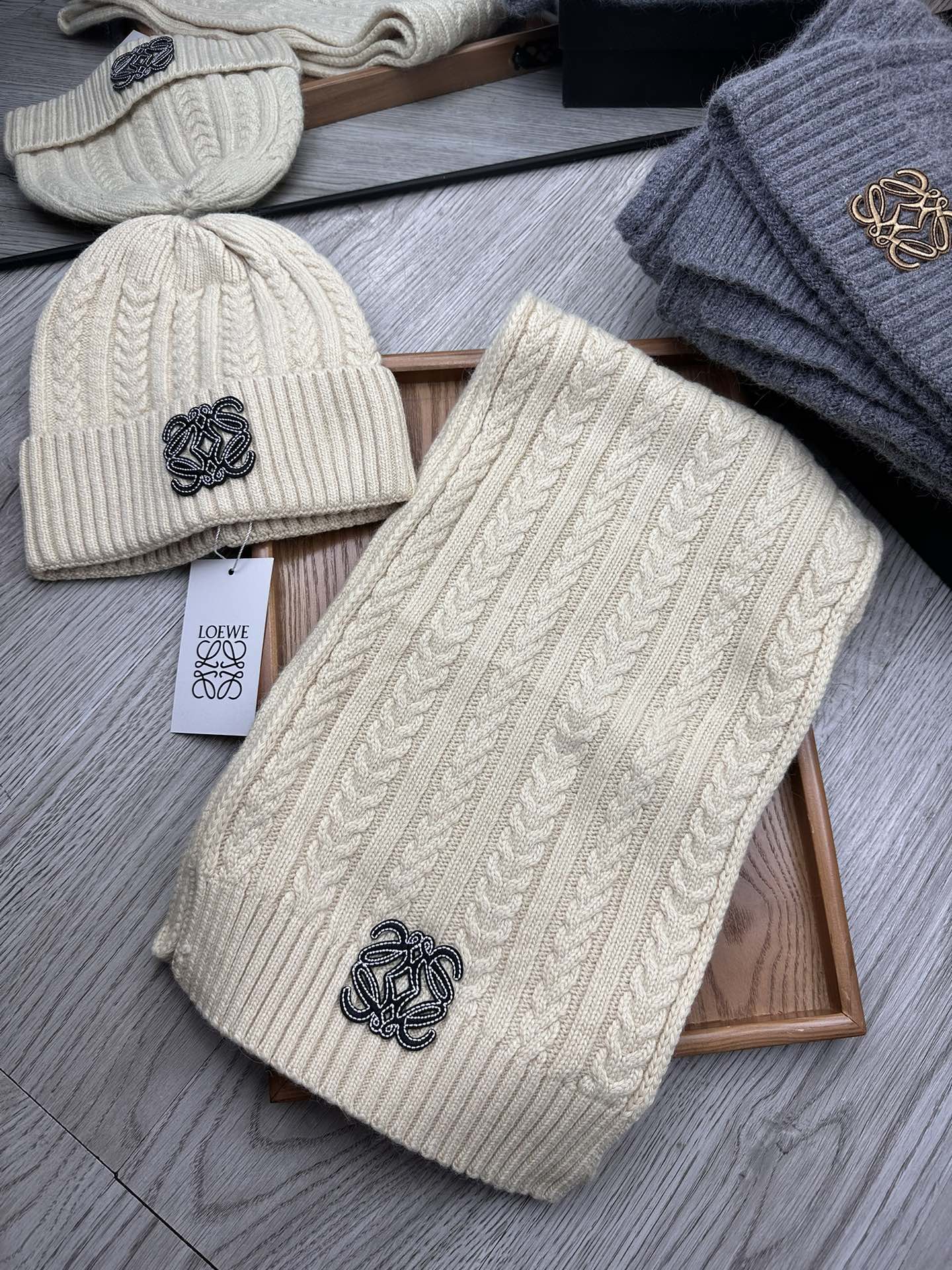 🌹。Loewe。【羊毛套装帽子】经典套装帽子！帽子➕围巾！材质：70%羊毛➕30%兔毛。暖暖哒超级舒服～冬日小姐姐减龄神