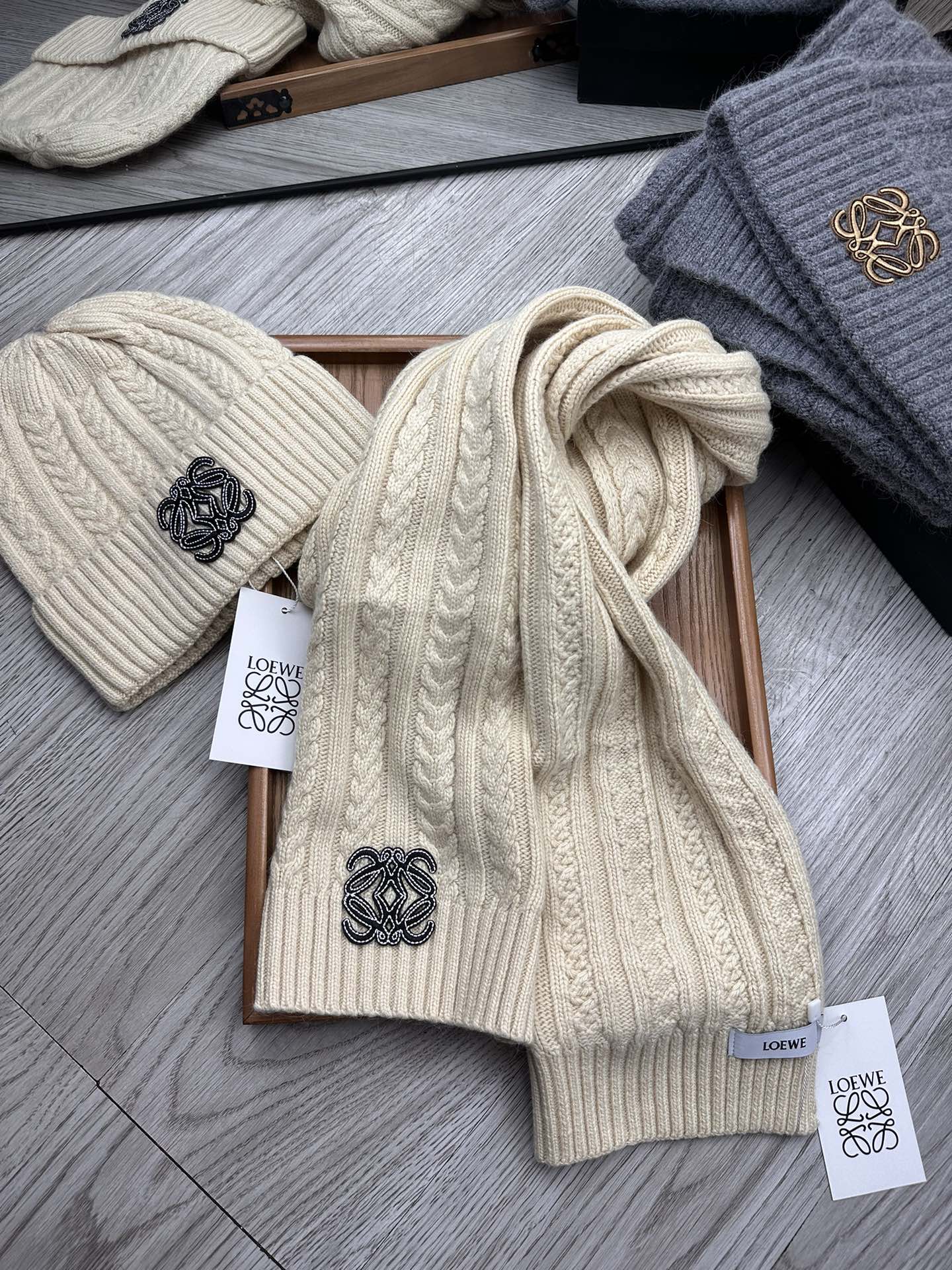 🌹。Loewe。【羊毛套装帽子】经典套装帽子！帽子➕围巾！材质：70%羊毛➕30%兔毛。暖暖哒超级舒服～冬日小姐姐减龄神