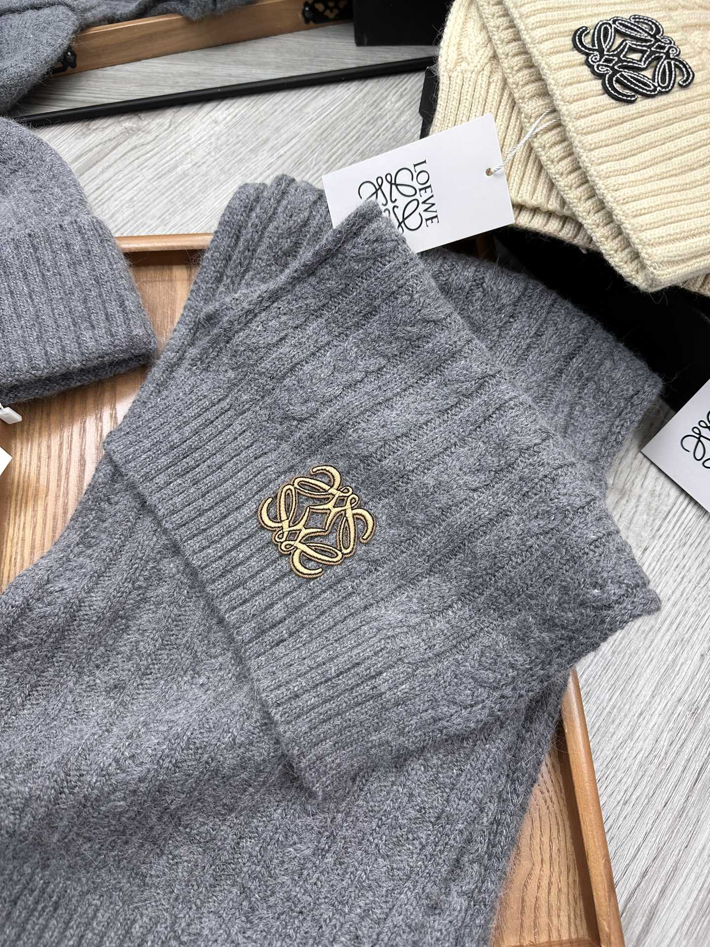 🌹。Loewe。【羊毛套装帽子】经典套装帽子！帽子➕围巾！材质：70%羊毛➕30%兔毛。暖暖哒超级舒服～冬日小姐姐减龄神