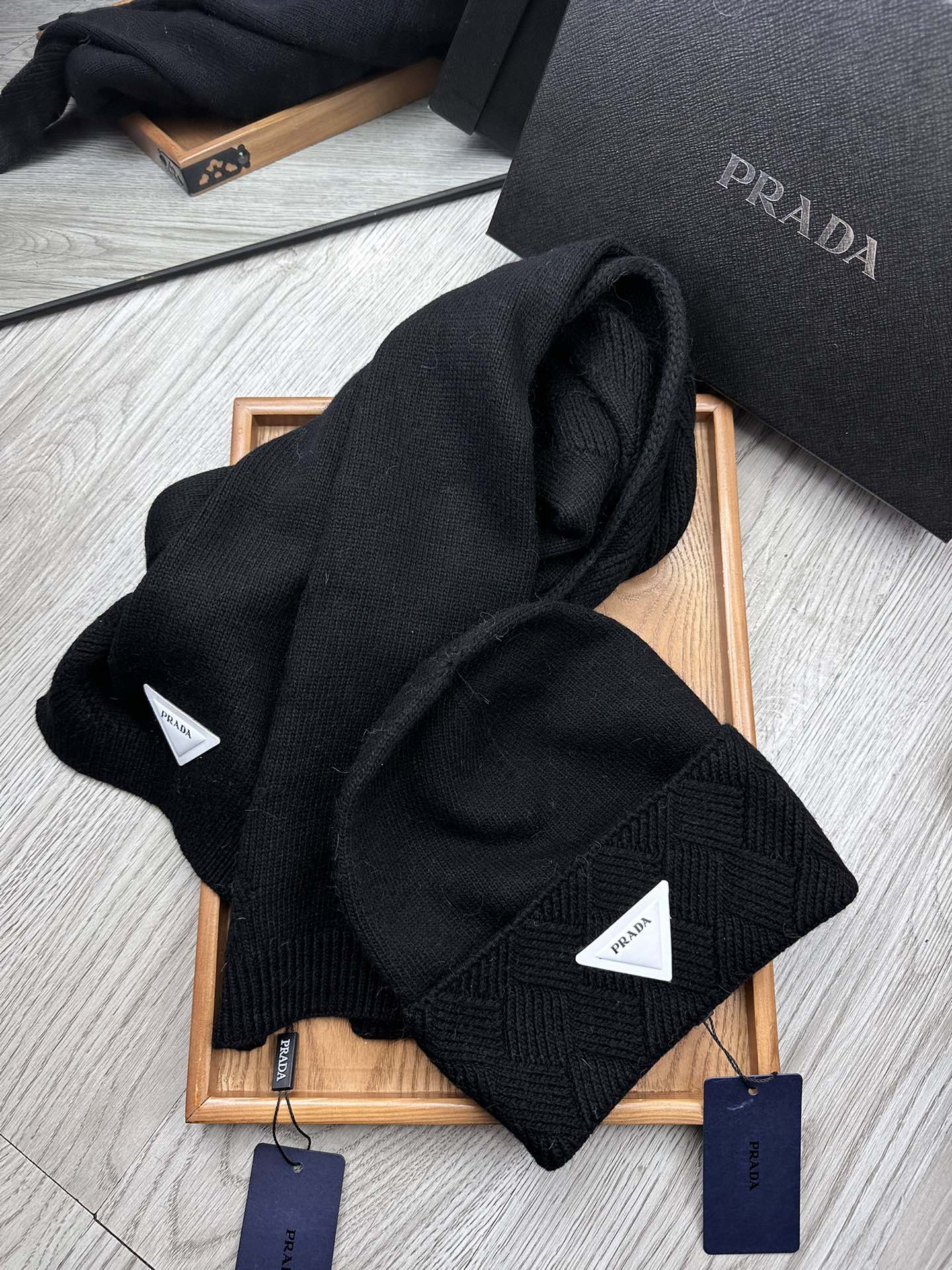 🌹。Prada。【羊毛套装帽子】经典套装帽子！帽子➕围巾！材质：70%羊毛➕30%兔毛。暖暖哒超级舒服～