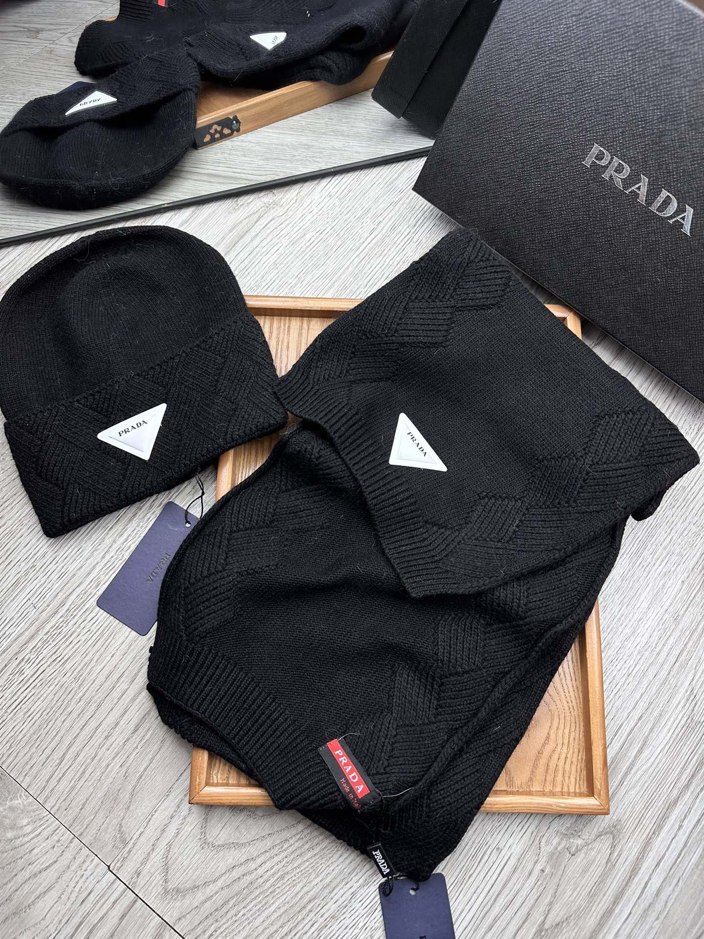 🌹。Prada。【羊毛套装帽子】经典套装帽子！帽子➕围巾！材质：70%羊毛➕30%兔毛。暖暖哒超级舒服～
