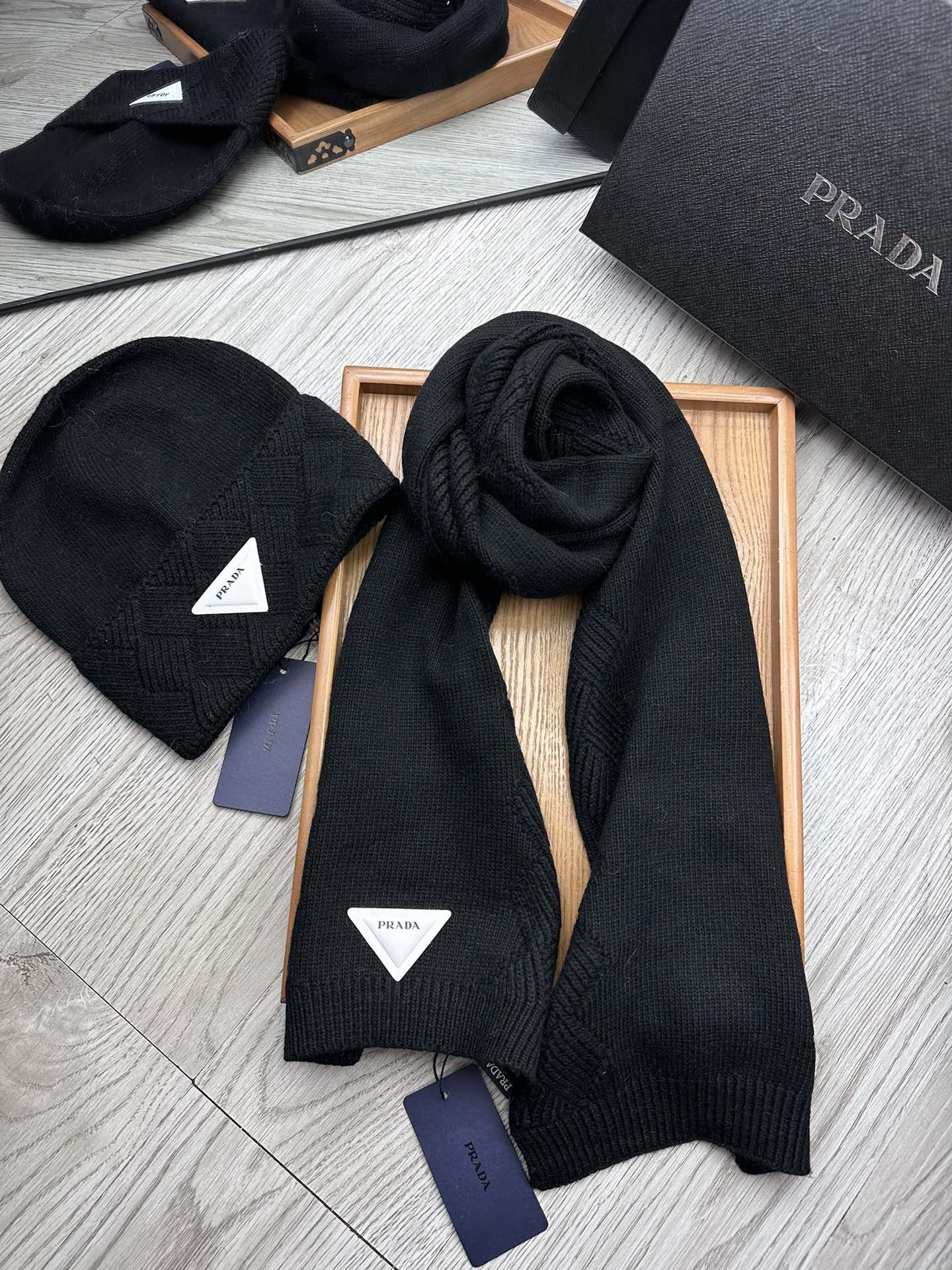 🌹。Prada。【羊毛套装帽子】经典套装帽子！帽子➕围巾！材质：70%羊毛➕30%兔毛。暖暖哒超级舒服～