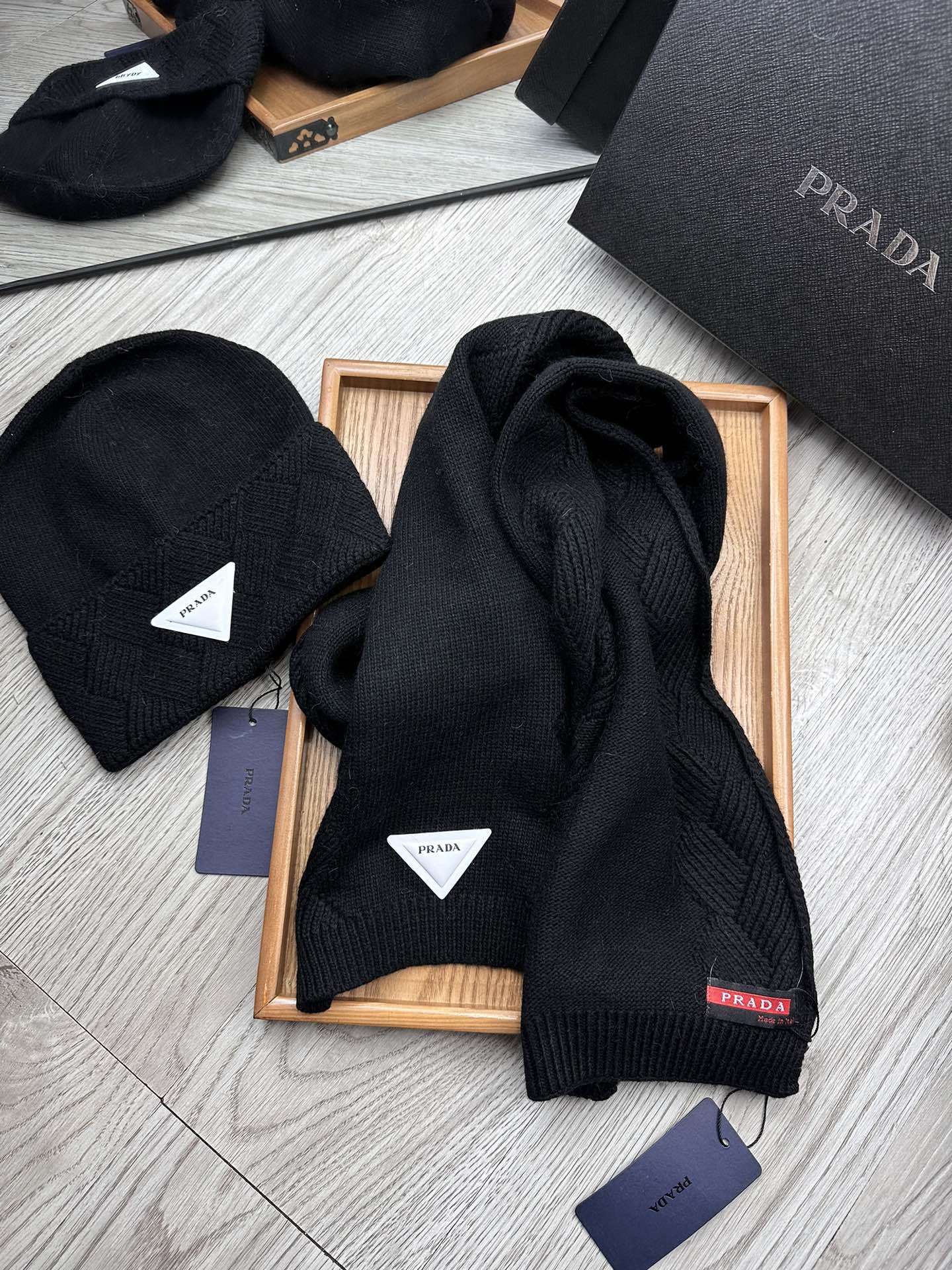 🌹。Prada。【羊毛套装帽子】经典套装帽子！帽子➕围巾！材质：70%羊毛➕30%兔毛。暖暖哒超级舒服～
