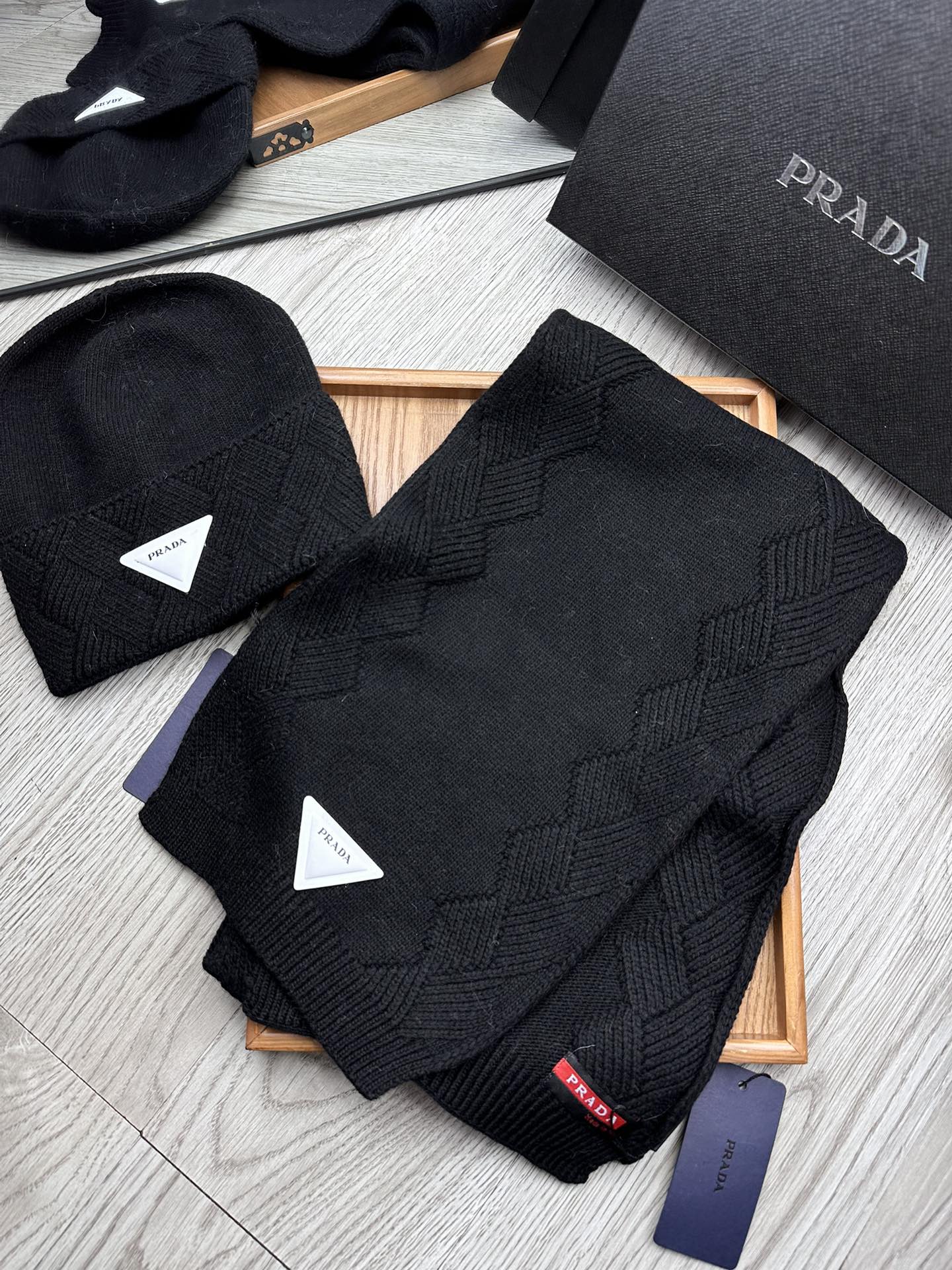 🌹。Prada。【羊毛套装帽子】经典套装帽子！帽子➕围巾！材质：70%羊毛➕30%兔毛。暖暖哒超级舒服～