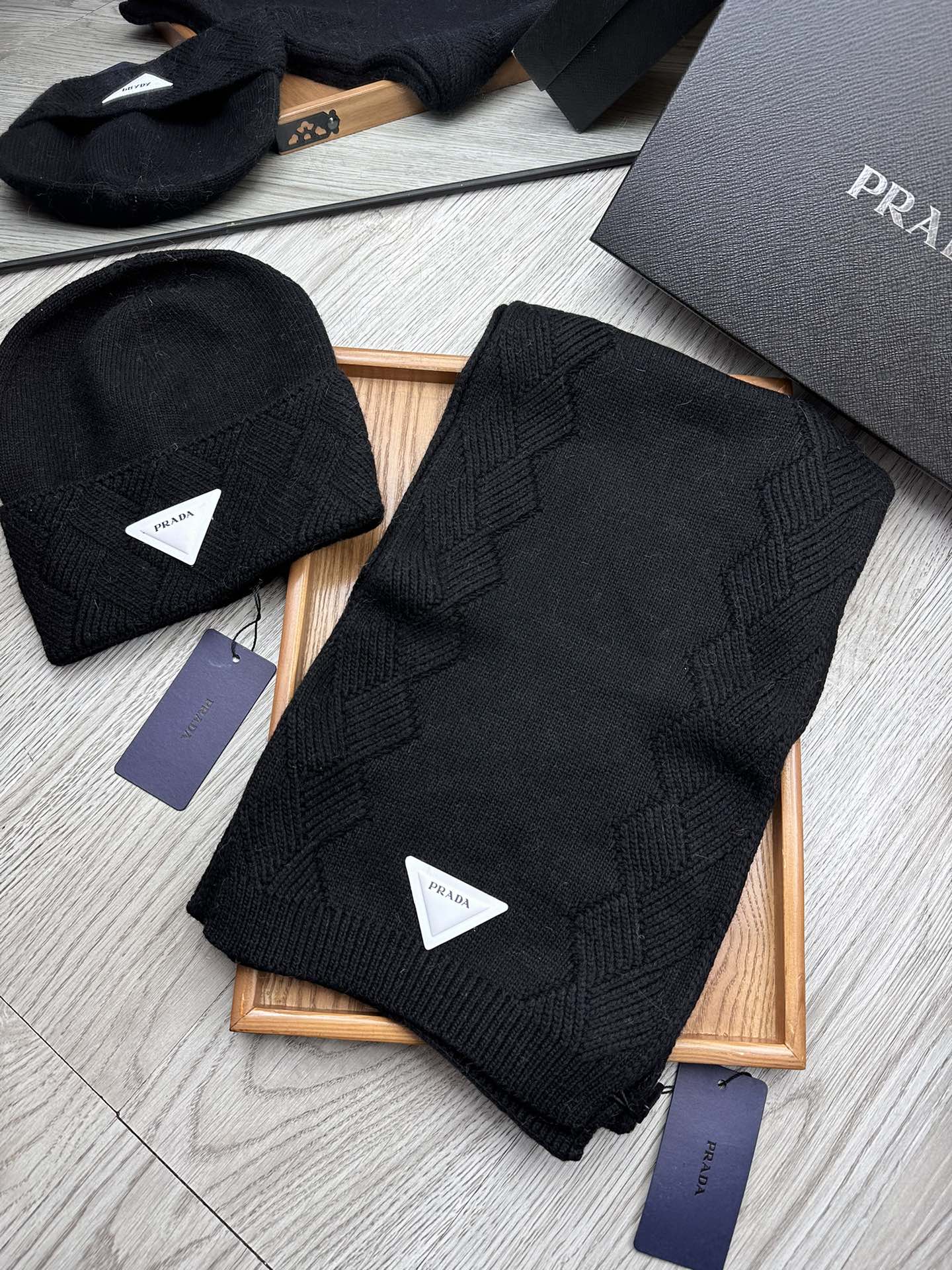 🌹。Prada。【羊毛套装帽子】经典套装帽子！帽子➕围巾！材质：70%羊毛➕30%兔毛。暖暖哒超级舒服～