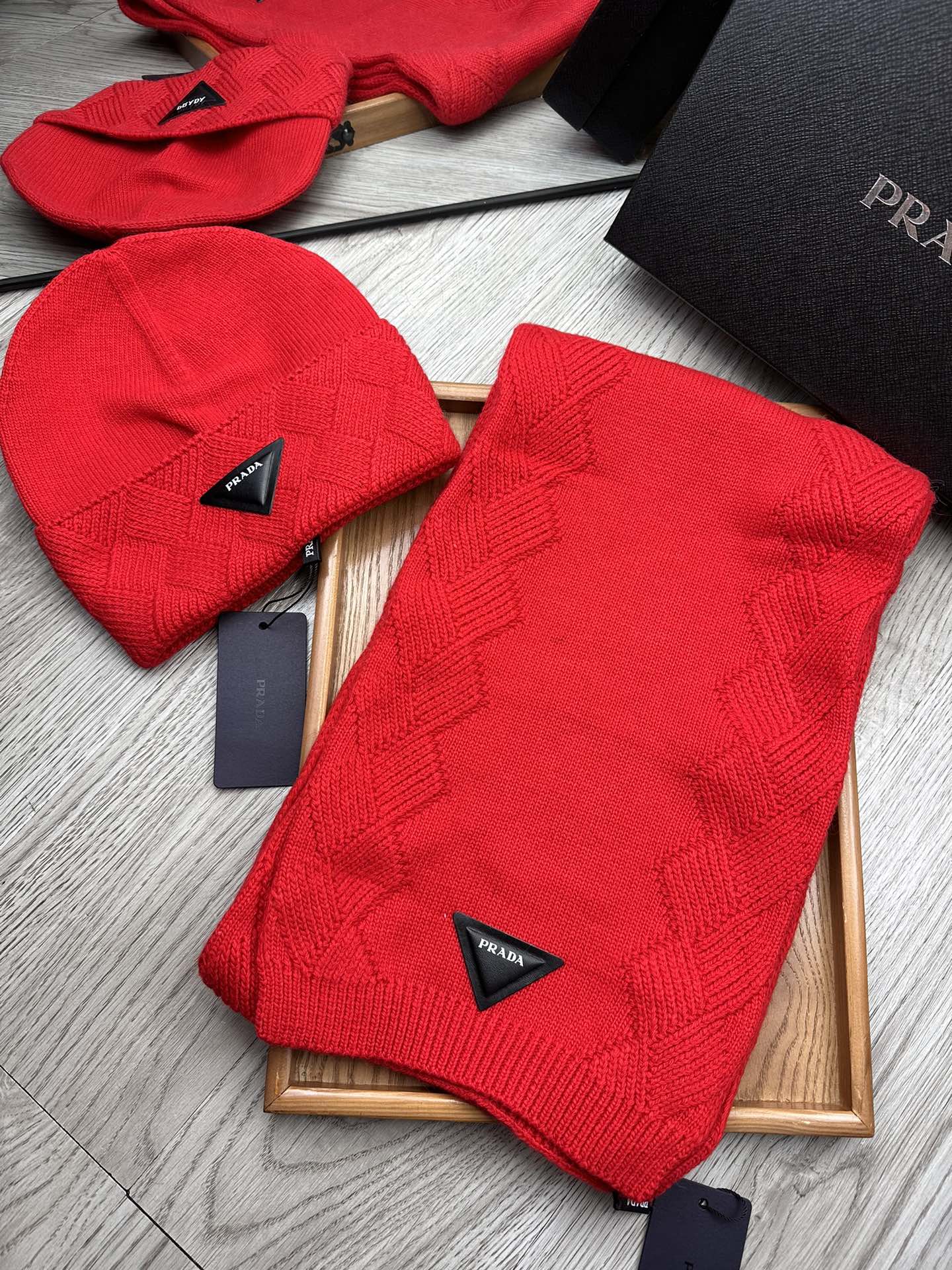 🌹。Prada。【羊毛套装帽子】经典套装帽子！帽子➕围巾！材质：70%羊毛➕30%兔毛。暖暖哒超级舒服～