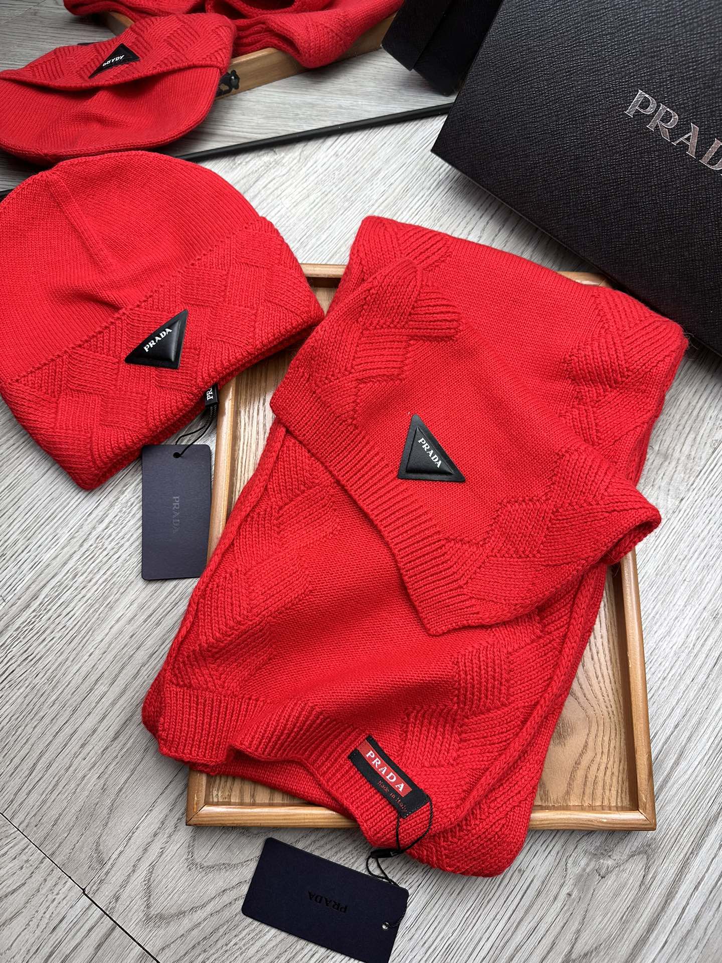 🌹。Prada。【羊毛套装帽子】经典套装帽子！帽子➕围巾！材质：70%羊毛➕30%兔毛。暖暖哒超级舒服～