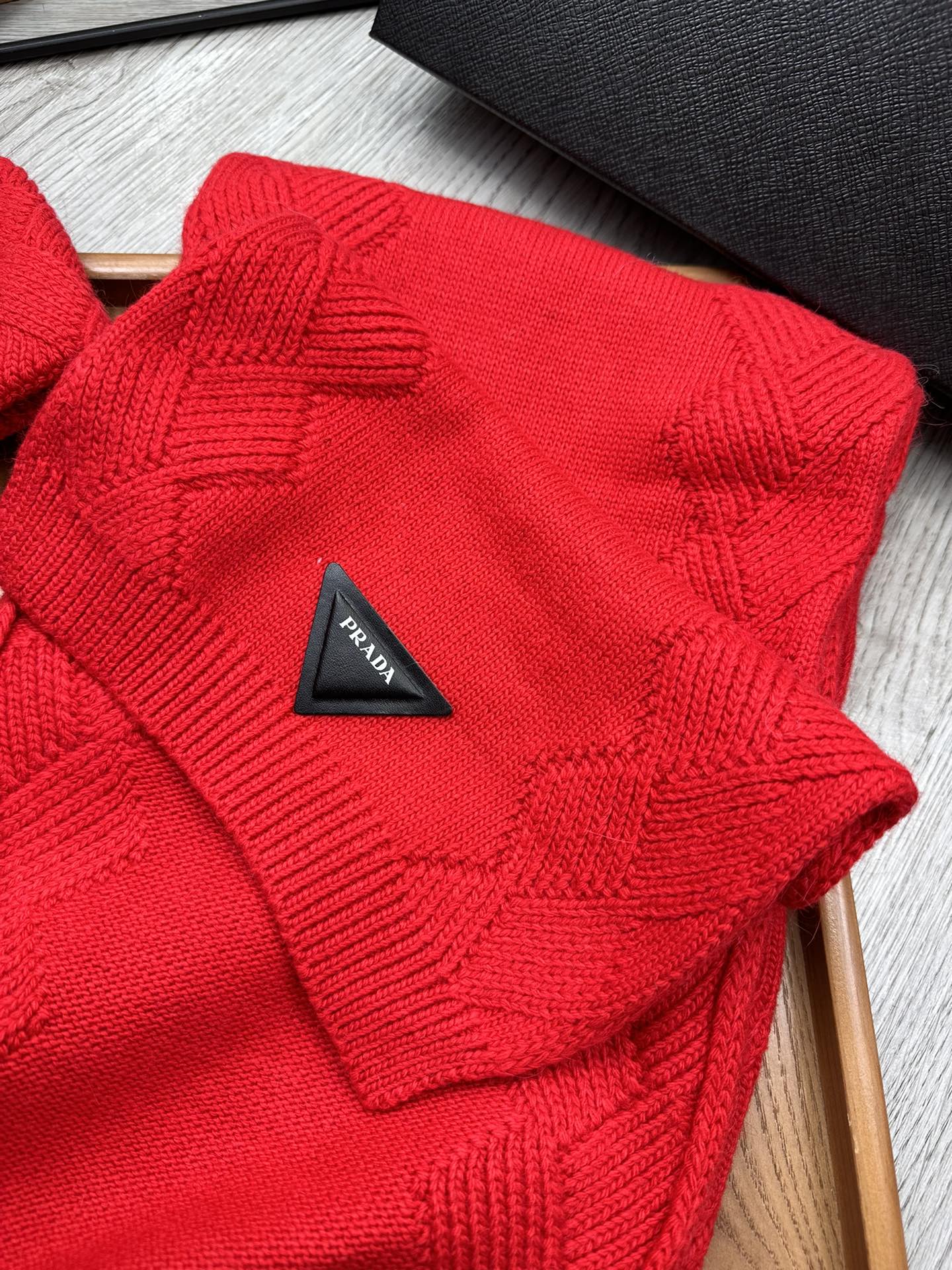 🌹。Prada。【羊毛套装帽子】经典套装帽子！帽子➕围巾！材质：70%羊毛➕30%兔毛。暖暖哒超级舒服～