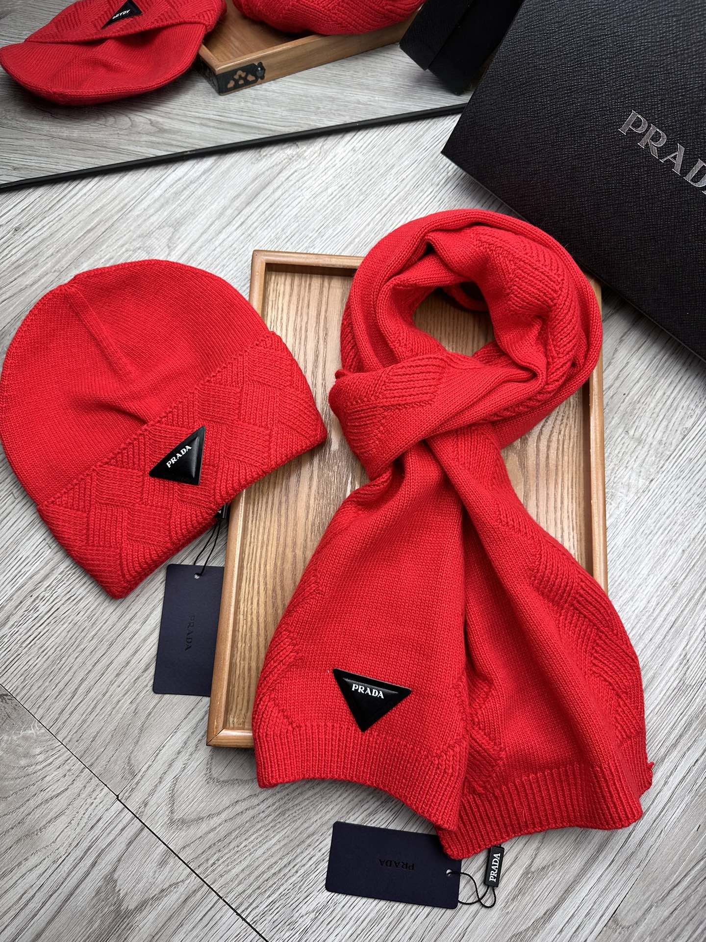 🌹。Prada。【羊毛套装帽子】经典套装帽子！帽子➕围巾！材质：70%羊毛➕30%兔毛。暖暖哒超级舒服～