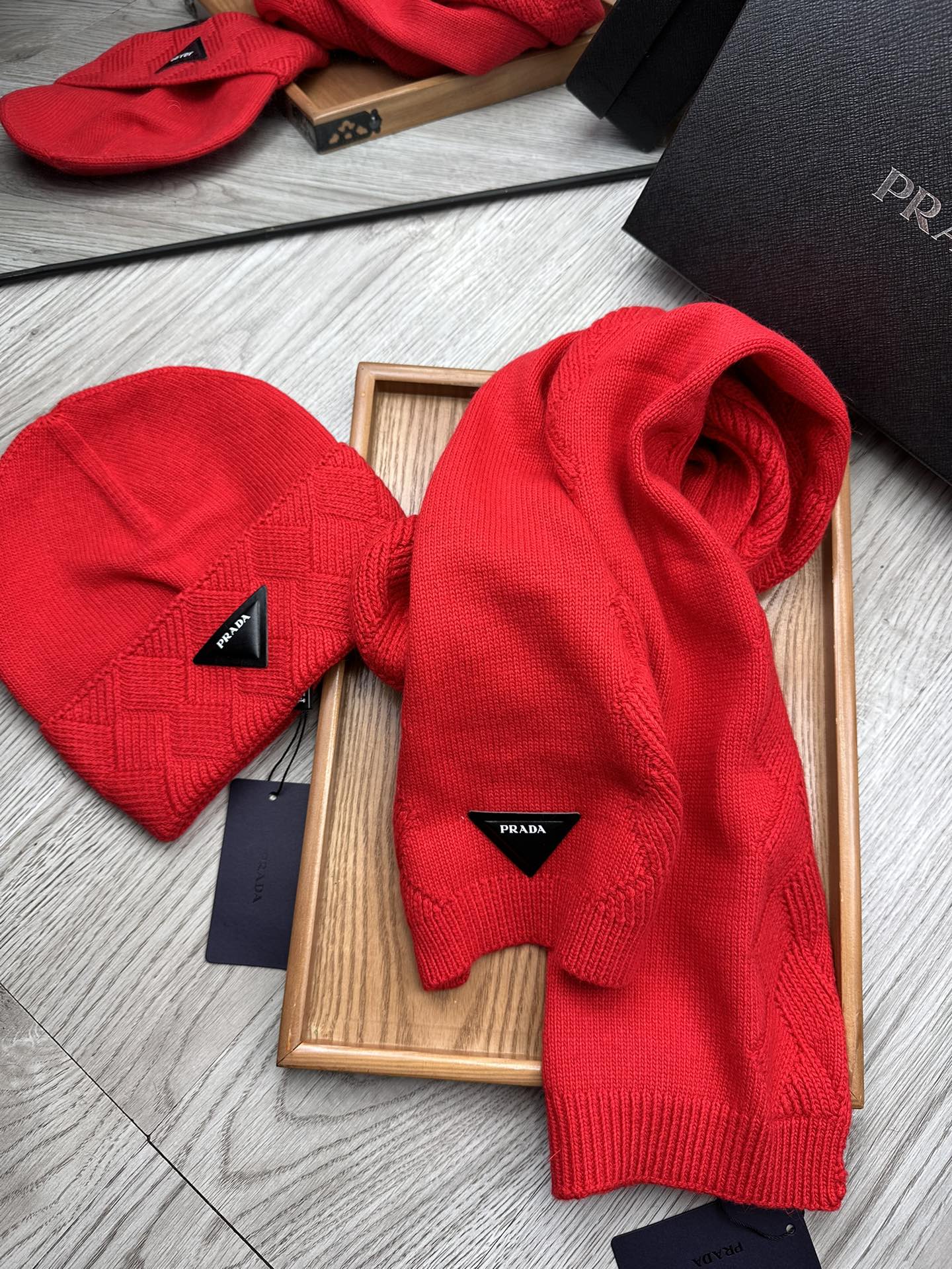 🌹。Prada。【羊毛套装帽子】经典套装帽子！帽子➕围巾！材质：70%羊毛➕30%兔毛。暖暖哒超级舒服～