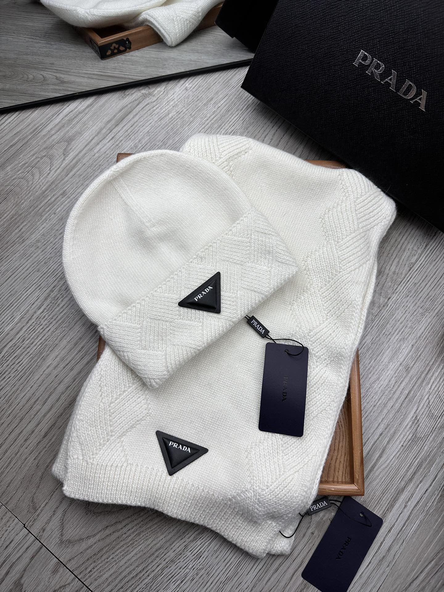 🌹。Prada。【羊毛套装帽子】经典套装帽子！帽子➕围巾！材质：70%羊毛➕30%兔毛。暖暖哒超级舒服～