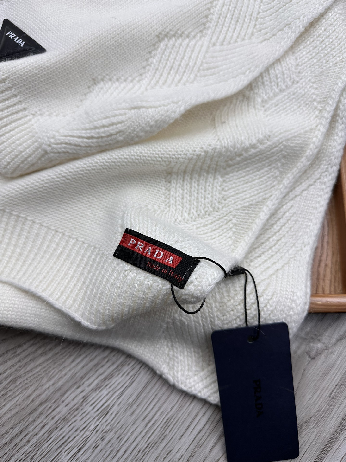 🌹。Prada。【羊毛套装帽子】经典套装帽子！帽子➕围巾！材质：70%羊毛➕30%兔毛。暖暖哒超级舒服～