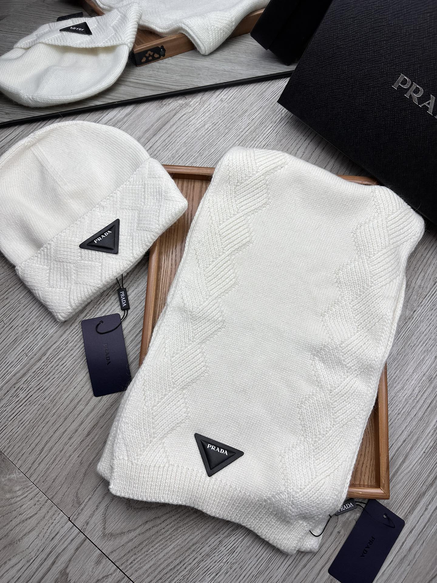 🌹。Prada。【羊毛套装帽子】经典套装帽子！帽子➕围巾！材质：70%羊毛➕30%兔毛。暖暖哒超级舒服～