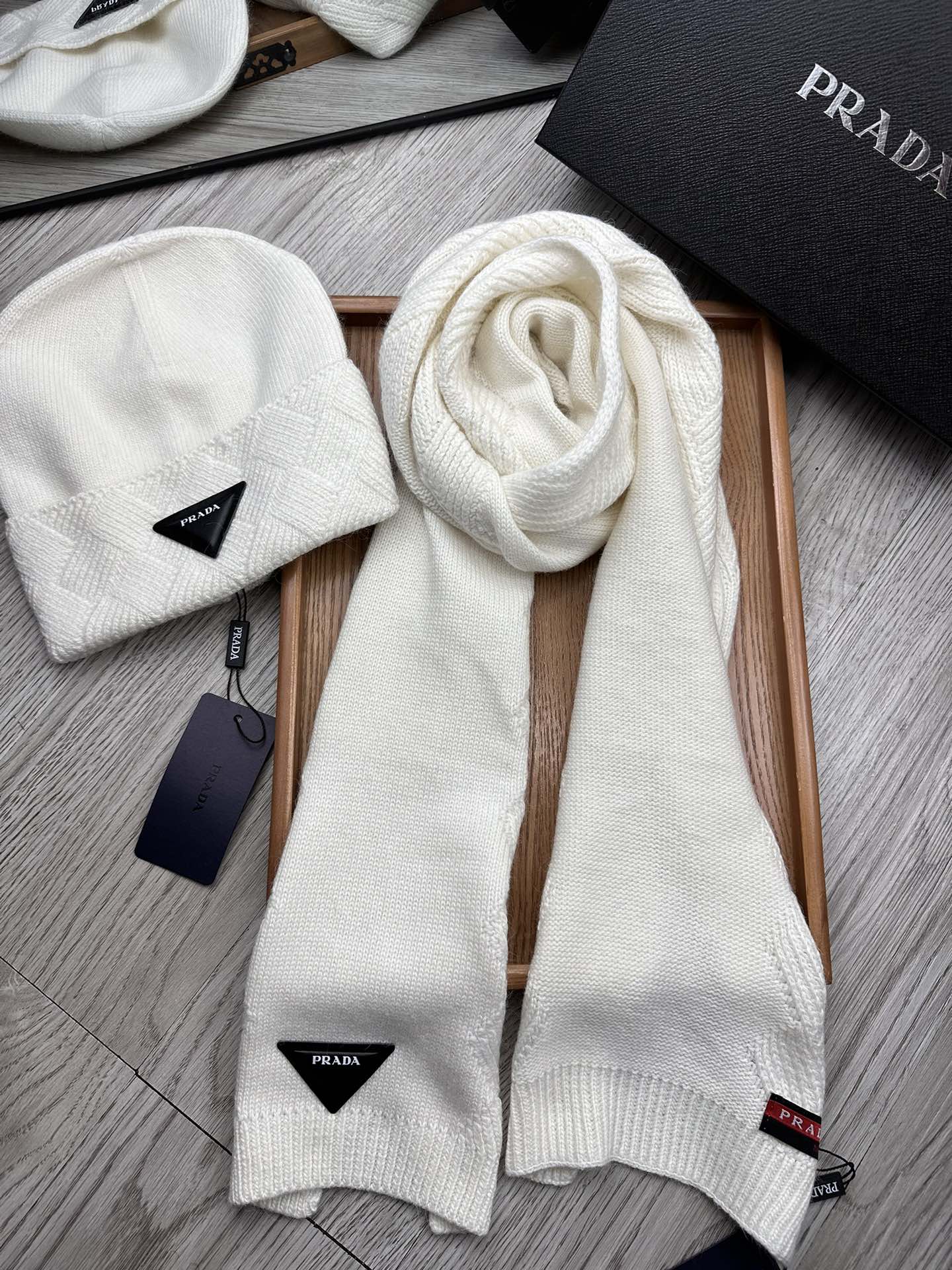 🌹。Prada。【羊毛套装帽子】经典套装帽子！帽子➕围巾！材质：70%羊毛➕30%兔毛。暖暖哒超级舒服～