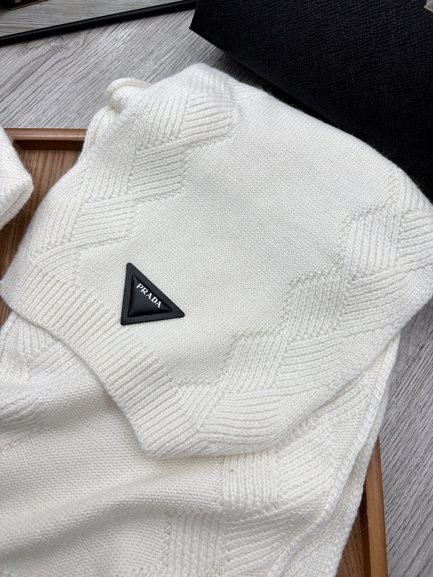 🌹。Prada。【羊毛套装帽子】经典套装帽子！帽子➕围巾！材质：70%羊毛➕30%兔毛。暖暖哒超级舒服～