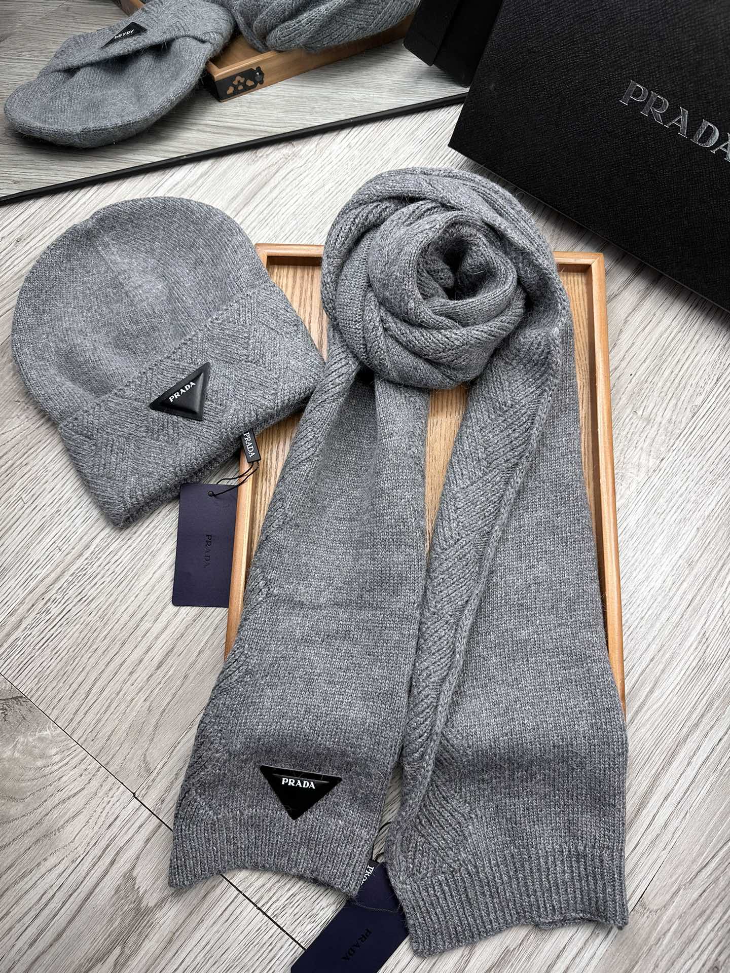 🌹。Prada。【羊毛套装帽子】经典套装帽子！帽子➕围巾！材质：70%羊毛➕30%兔毛。暖暖哒超级舒服～