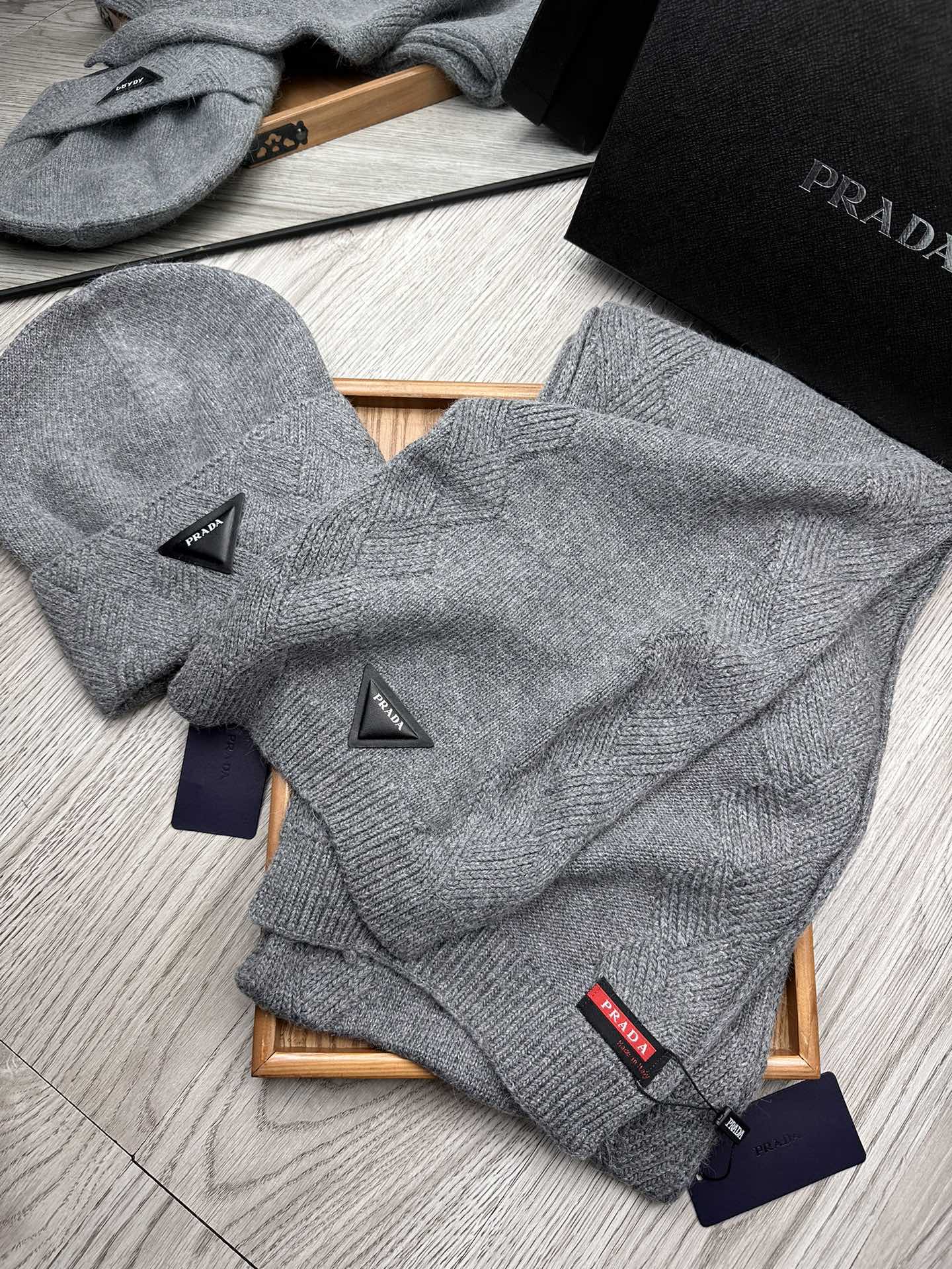 🌹。Prada。【羊毛套装帽子】经典套装帽子！帽子➕围巾！材质：70%羊毛➕30%兔毛。暖暖哒超级舒服～