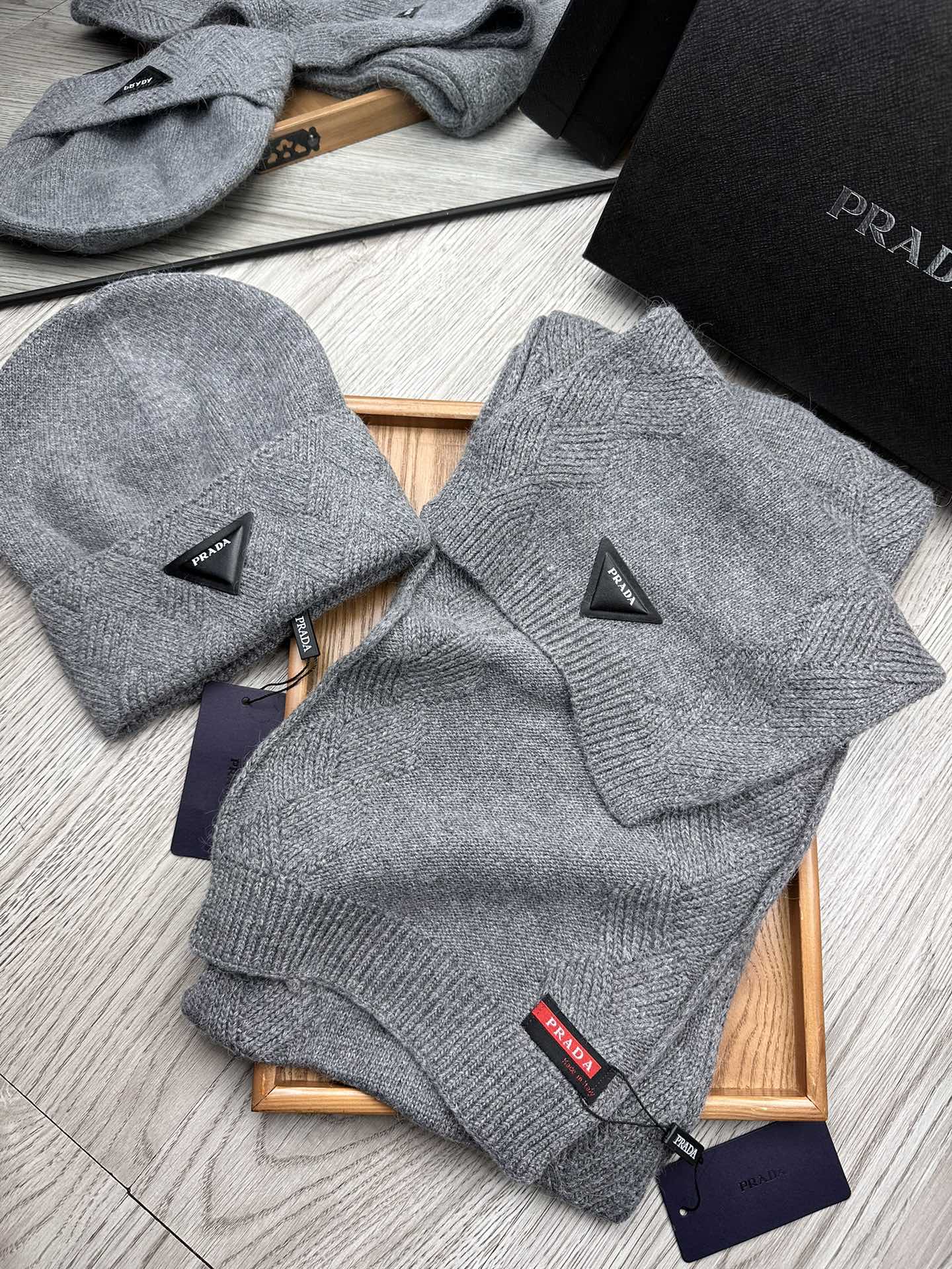 🌹。Prada。【羊毛套装帽子】经典套装帽子！帽子➕围巾！材质：70%羊毛➕30%兔毛。暖暖哒超级舒服～