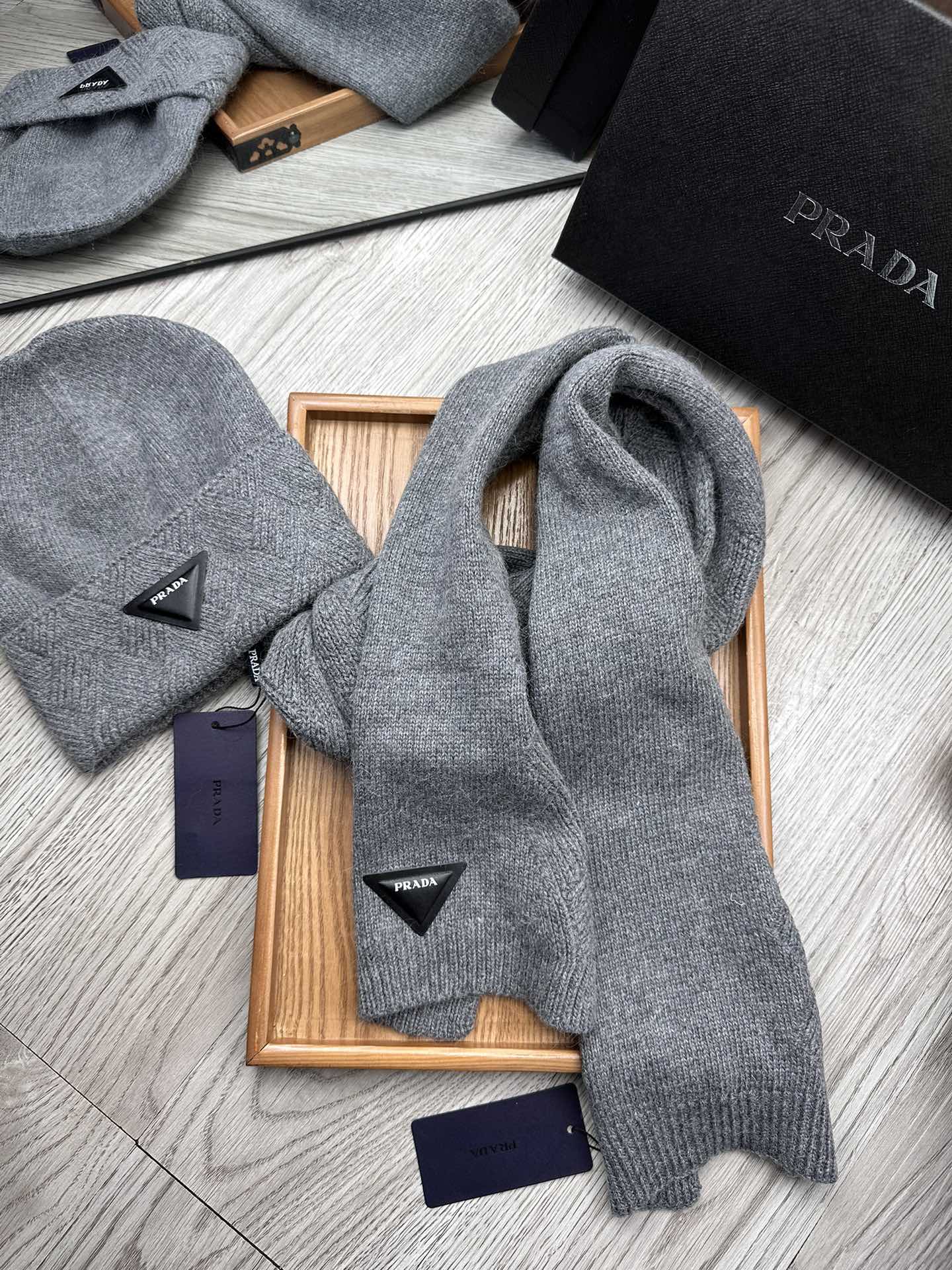 🌹。Prada。【羊毛套装帽子】经典套装帽子！帽子➕围巾！材质：70%羊毛➕30%兔毛。暖暖哒超级舒服～