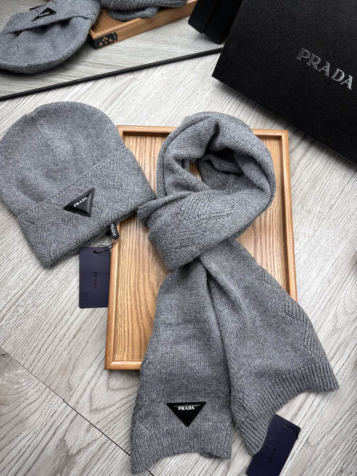 🌹。Prada。【羊毛套装帽子】经典套装帽子！帽子➕围巾！材质：70%羊毛➕30%兔毛。暖暖哒超级舒服～