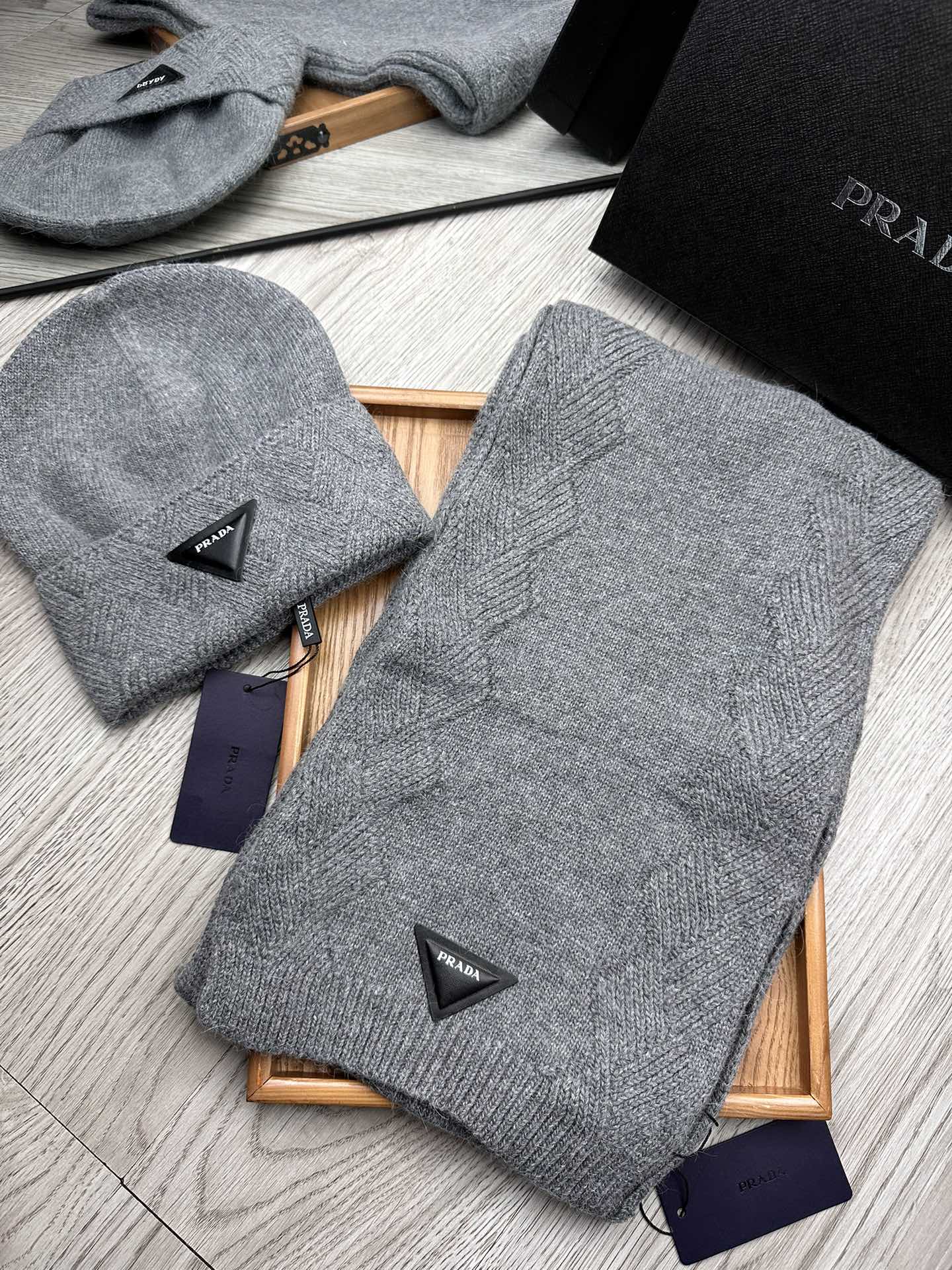 🌹。Prada。【羊毛套装帽子】经典套装帽子！帽子➕围巾！材质：70%羊毛➕30%兔毛。暖暖哒超级舒服～