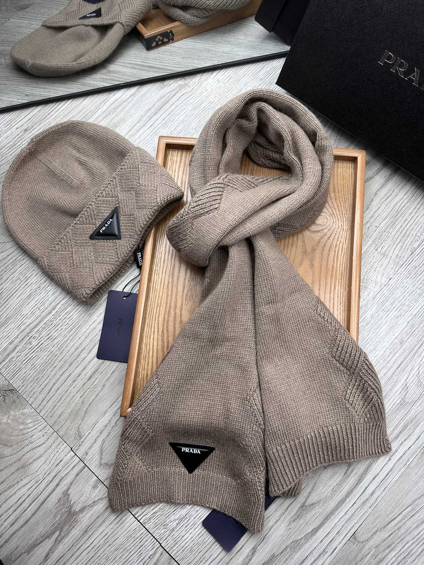 🌹。Prada。【羊毛套装帽子】经典套装帽子！帽子➕围巾！材质：70%羊毛➕30%兔毛。暖暖哒超级舒服～