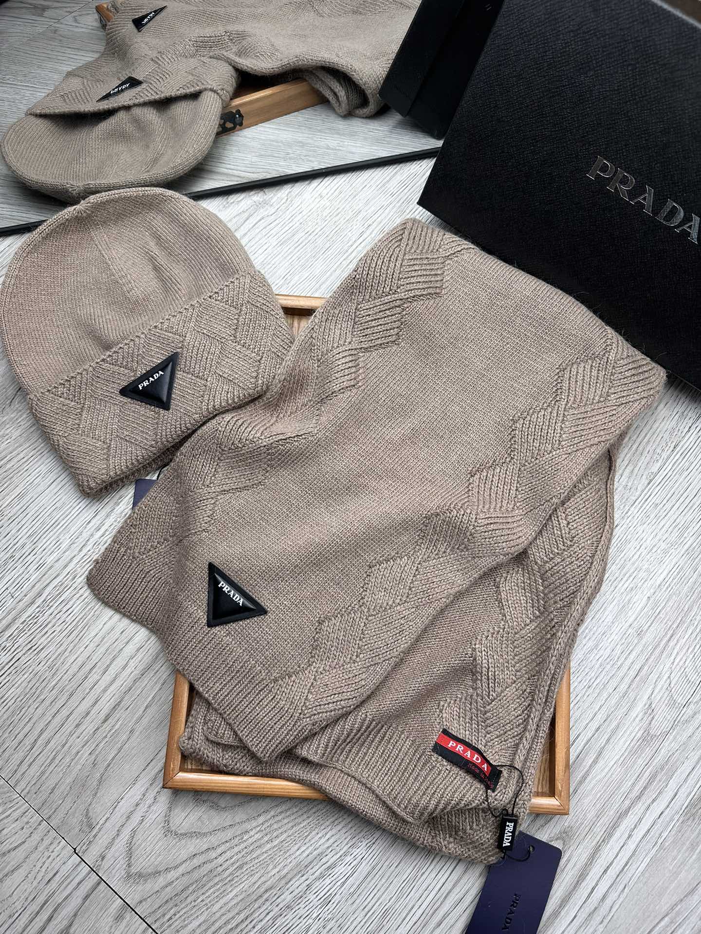 🌹。Prada。【羊毛套装帽子】经典套装帽子！帽子➕围巾！材质：70%羊毛➕30%兔毛。暖暖哒超级舒服～