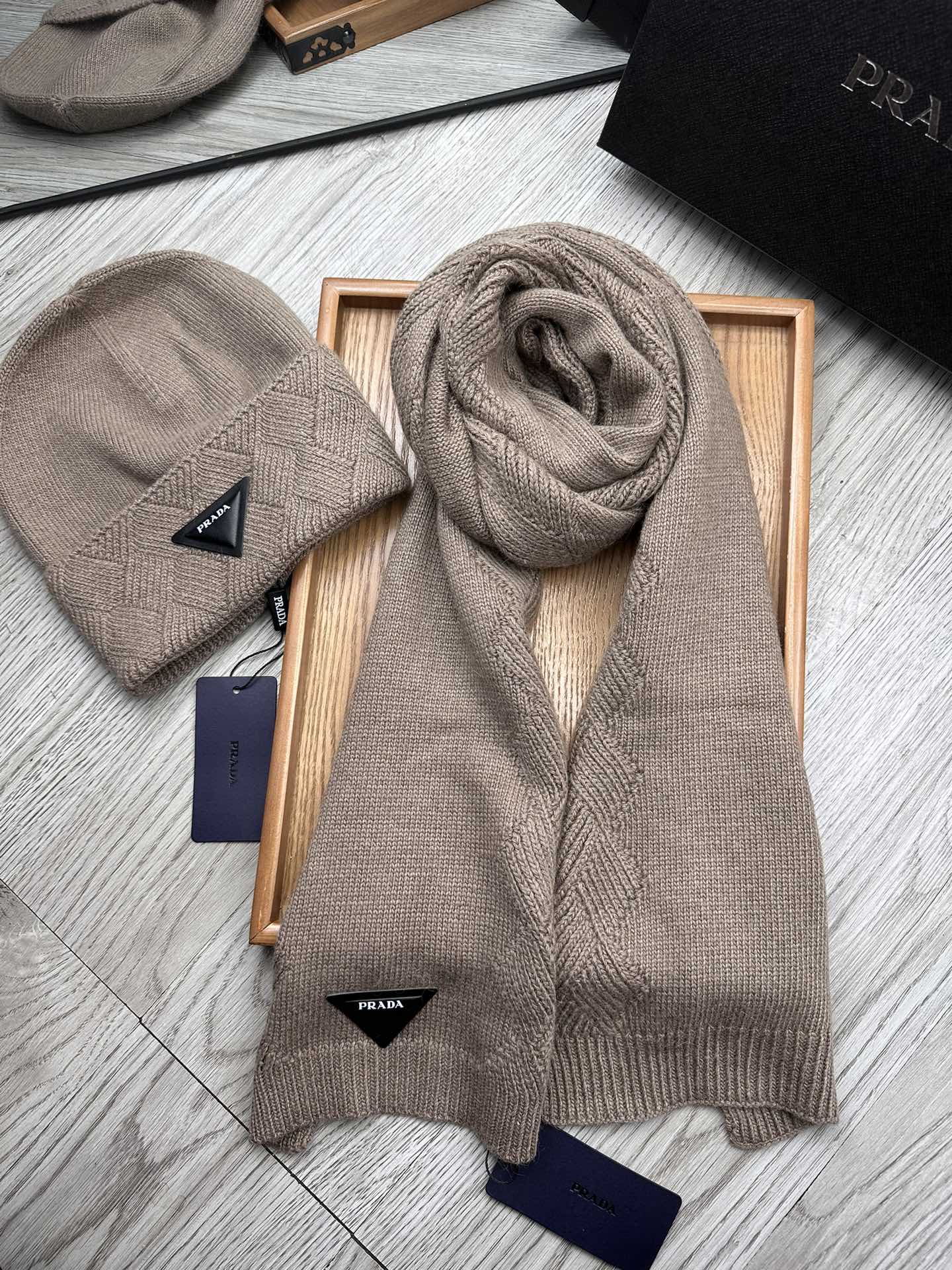 🌹。Prada。【羊毛套装帽子】经典套装帽子！帽子➕围巾！材质：70%羊毛➕30%兔毛。暖暖哒超级舒服～