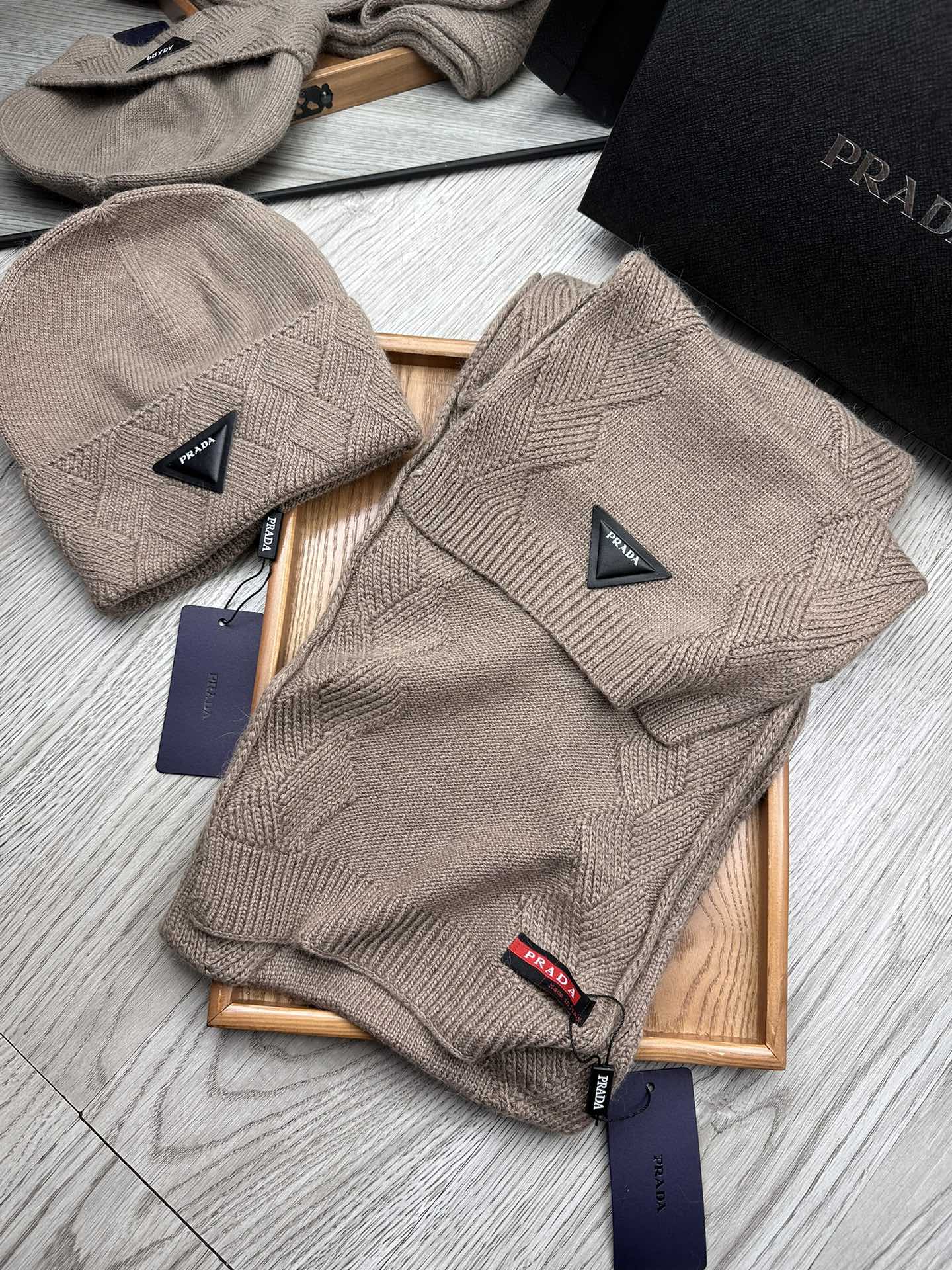 🌹。Prada。【羊毛套装帽子】经典套装帽子！帽子➕围巾！材质：70%羊毛➕30%兔毛。暖暖哒超级舒服～
