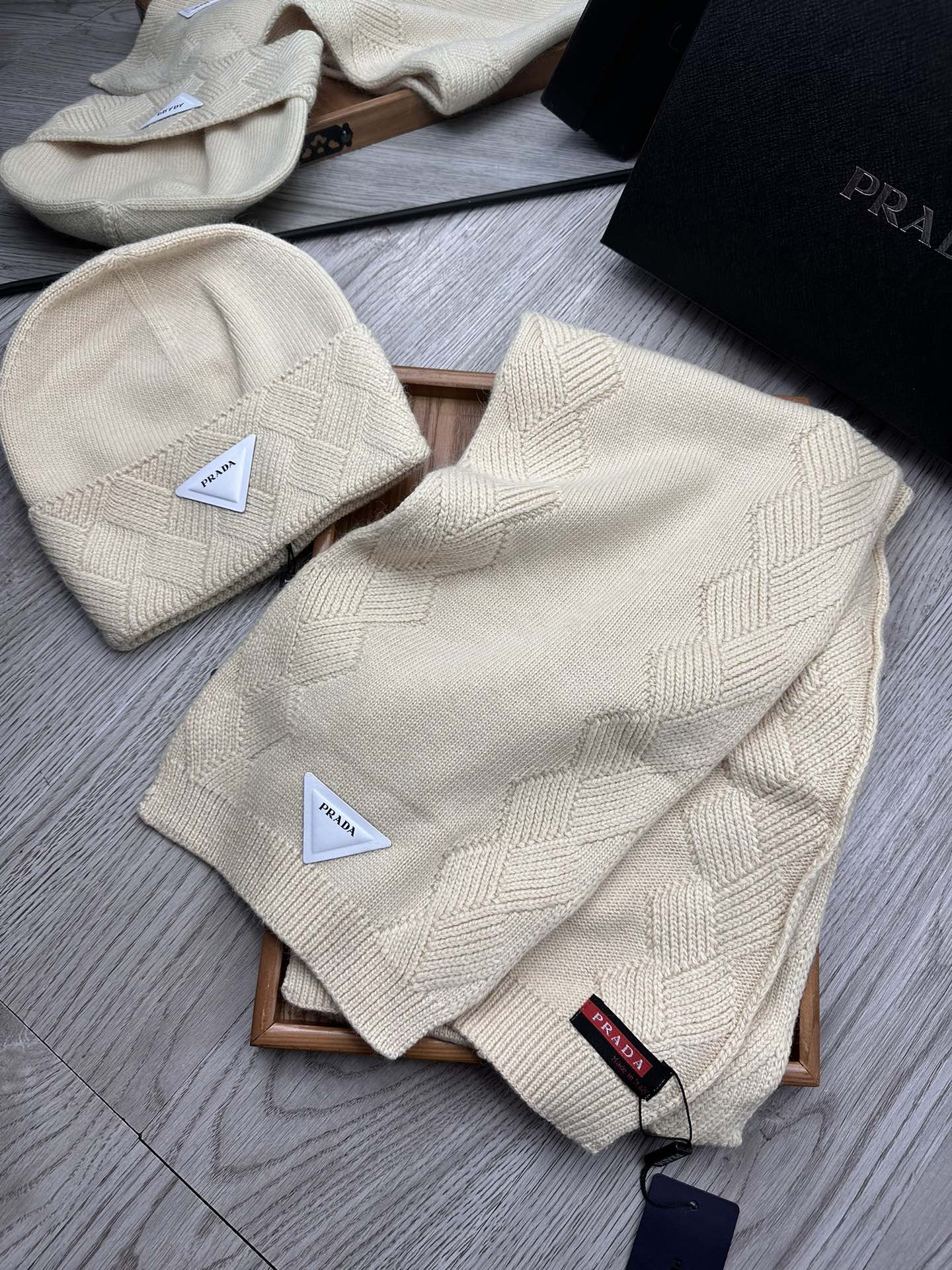 🌹。Prada。【羊毛套装帽子】经典套装帽子！帽子➕围巾！材质：70%羊毛➕30%兔毛。暖暖哒超级舒服～
