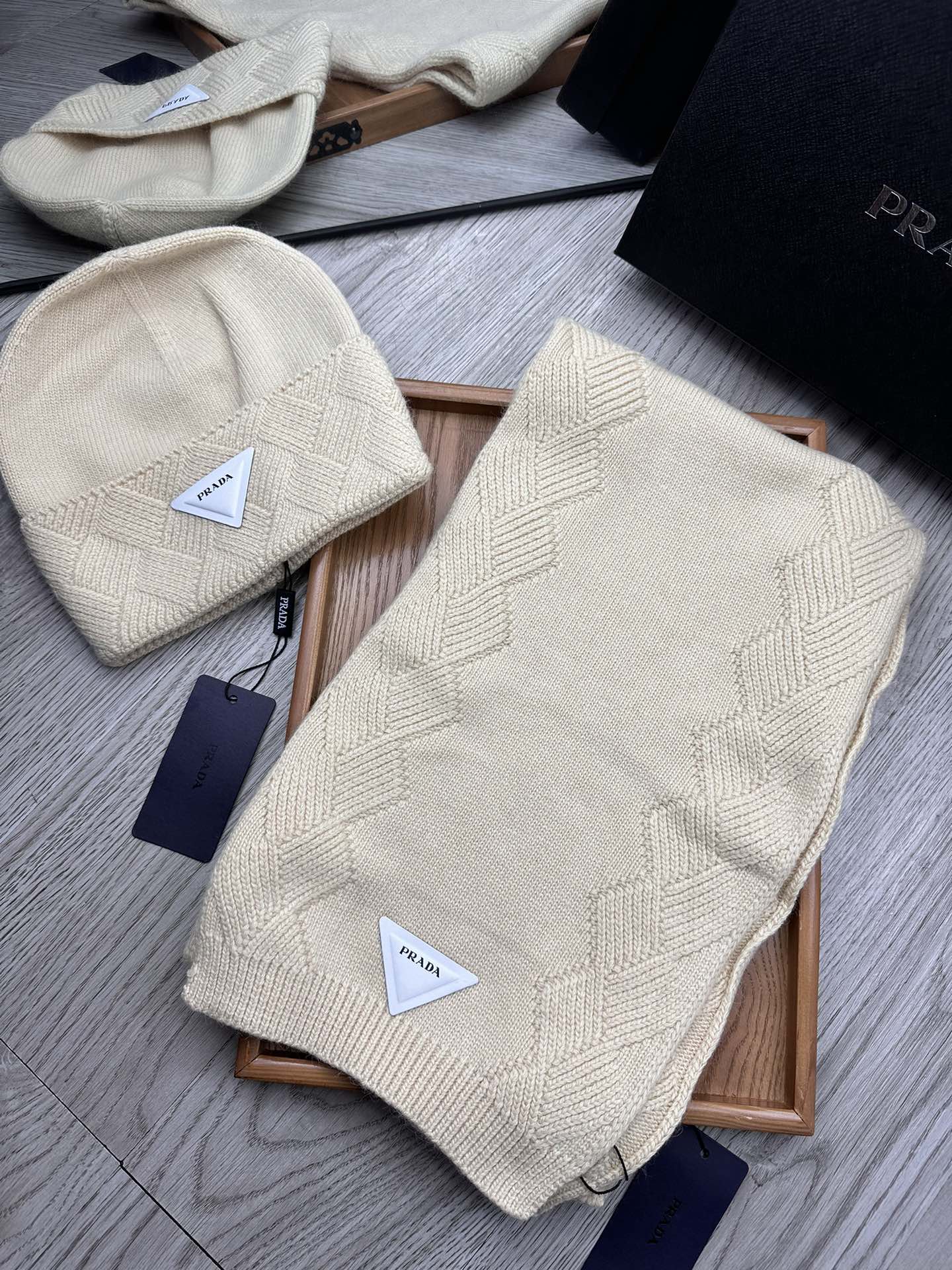 🌹。Prada。【羊毛套装帽子】经典套装帽子！帽子➕围巾！材质：70%羊毛➕30%兔毛。暖暖哒超级舒服～