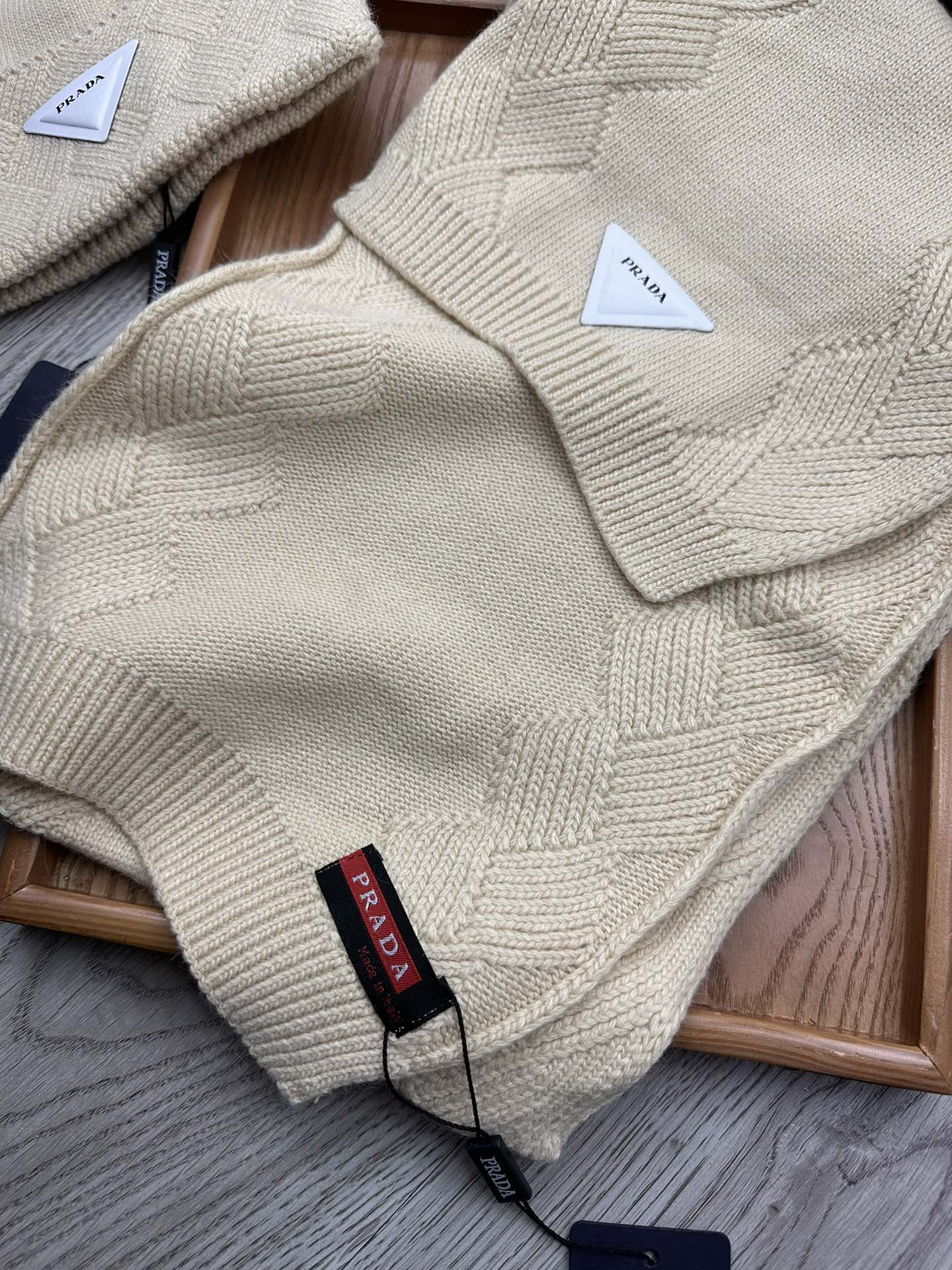🌹。Prada。【羊毛套装帽子】经典套装帽子！帽子➕围巾！材质：70%羊毛➕30%兔毛。暖暖哒超级舒服～