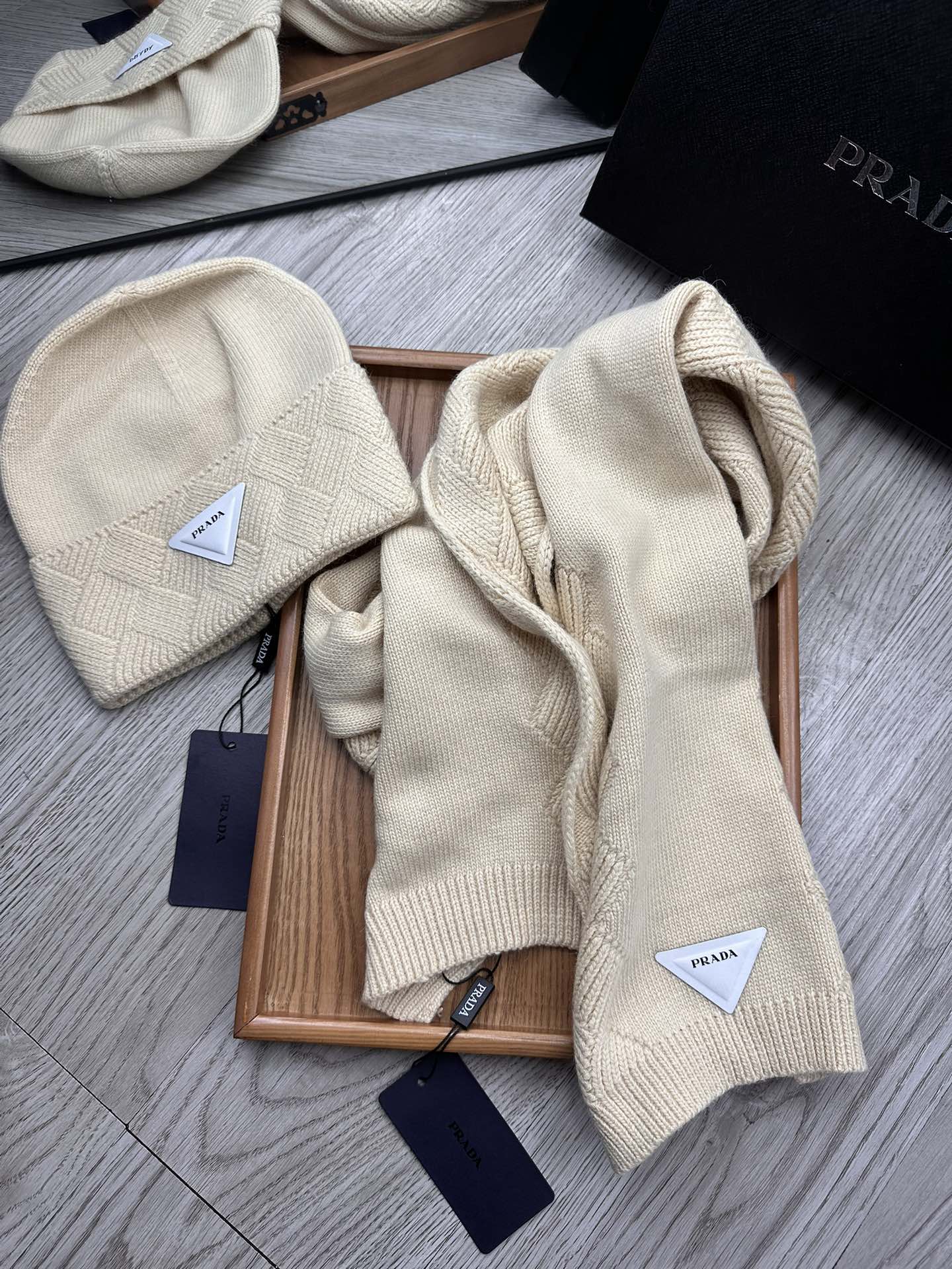 🌹。Prada。【羊毛套装帽子】经典套装帽子！帽子➕围巾！材质：70%羊毛➕30%兔毛。暖暖哒超级舒服～