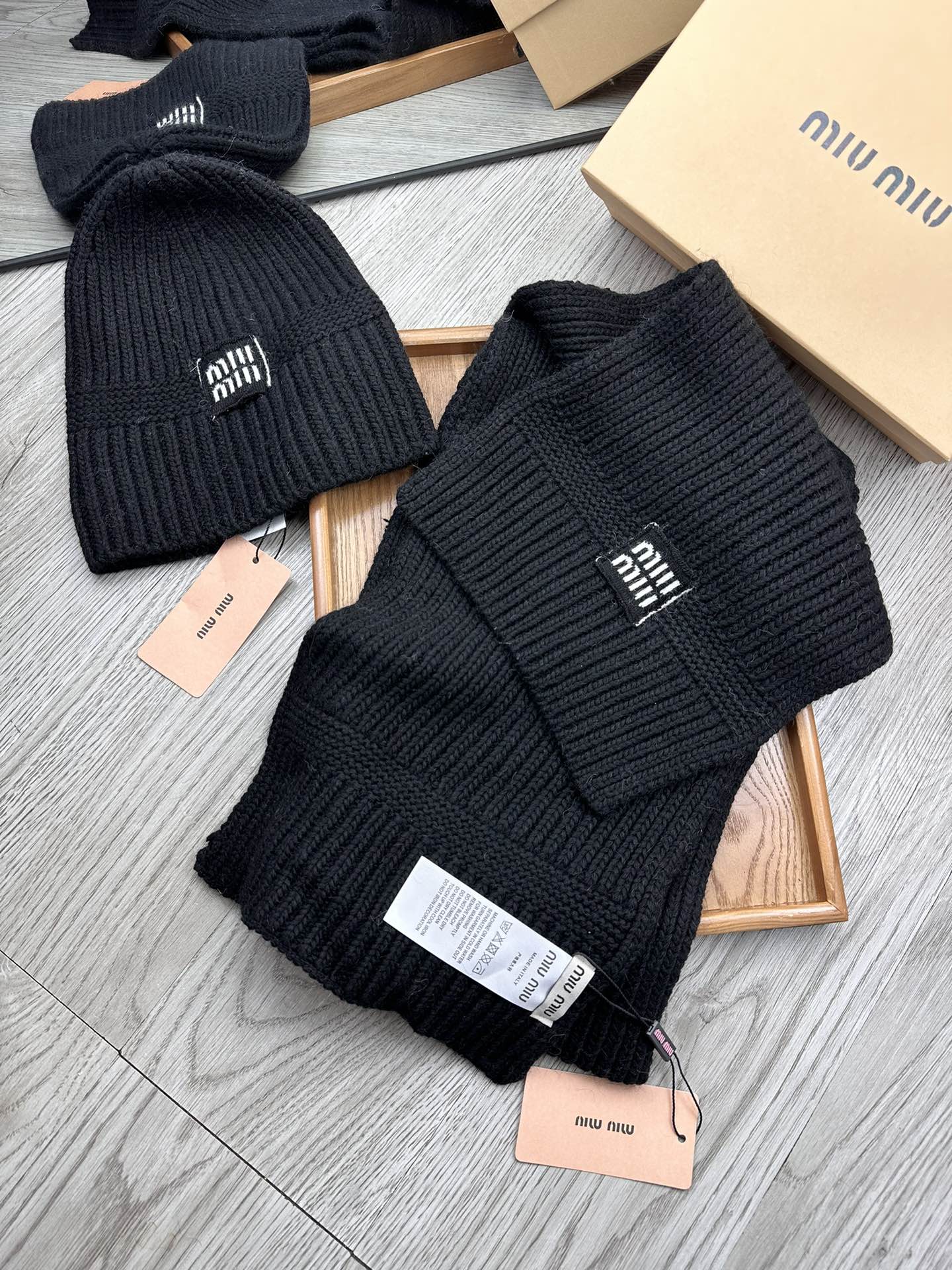 🌹。miu miu。【羊毛套装帽子】经典套装帽子！帽子➕围巾！暖暖哒超级舒服～冬日小姐姐减龄神器哦～这个冬天你就差这么一