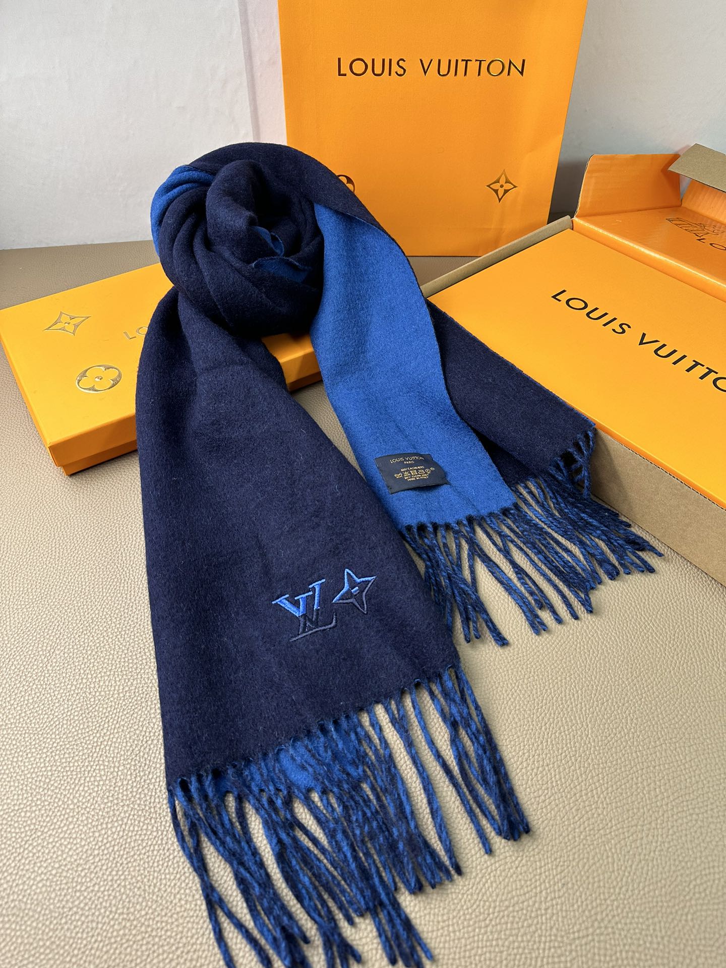 🆕 P🆕 。Louis Vuitton。 【刺绣羊绒围巾】怒赞自留,难得的高端男款!家属福利!L非常正的男士围巾~面料大 🆕 P🆕 。Louis Vuitton。 【刺绣羊绒围巾】怒赞自留,难得的高端男款!家属福利!L非常正的男士围巾~面料大