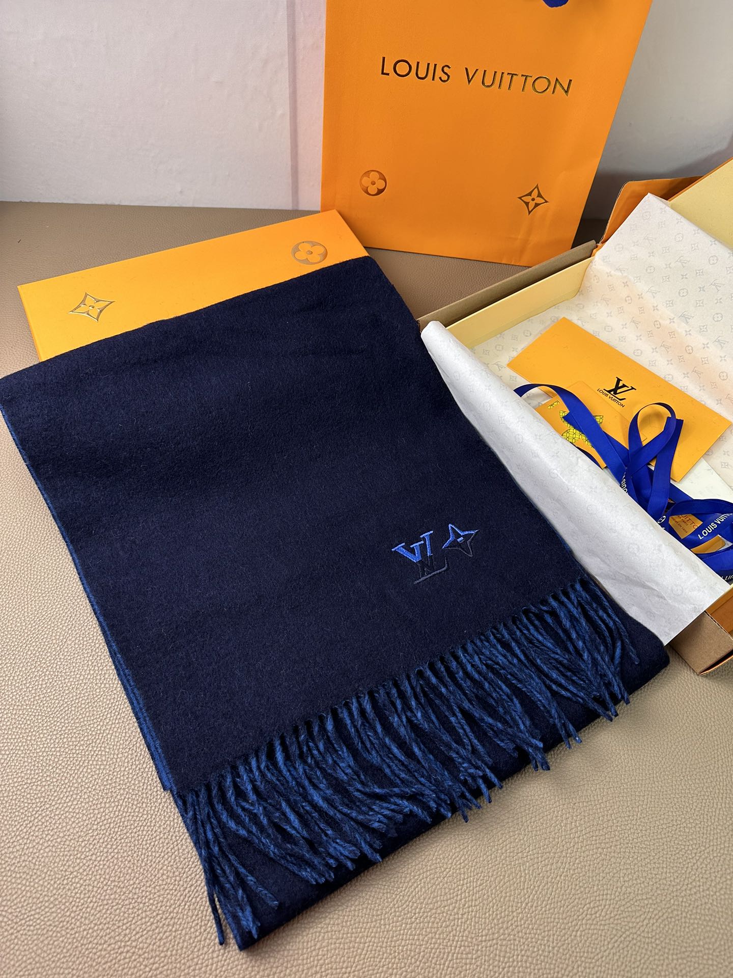 🆕 P🆕 。Louis Vuitton。 【刺绣羊绒围巾】怒赞自留,难得的高端男款!家属福利!L非常正的男士围巾~面料大 🆕 P🆕 。Louis Vuitton。 【刺绣羊绒围巾】怒赞自留,难得的高端男款!家属福利!L非常正的男士围巾~面料大