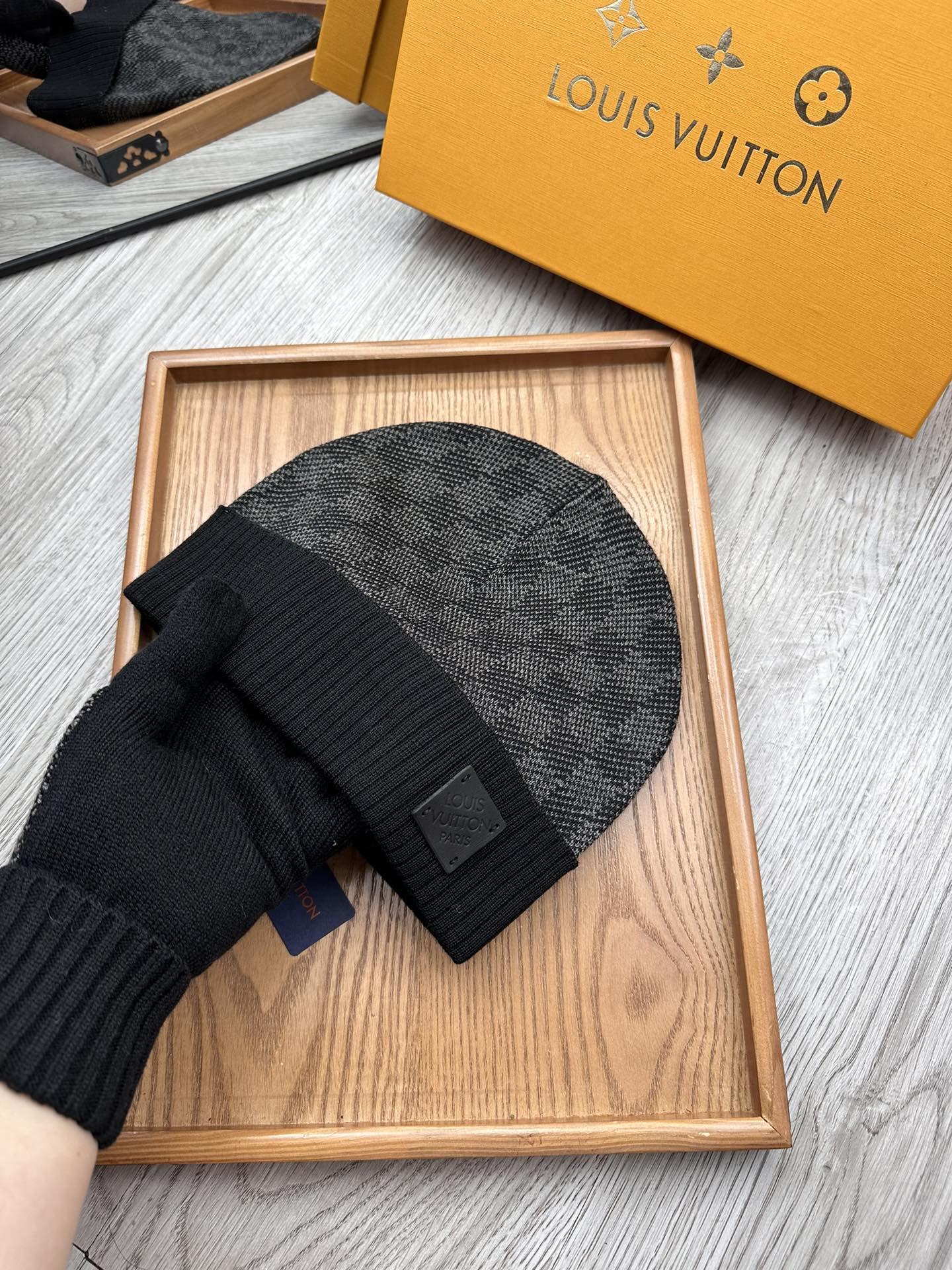 。L家。【羊毛单帽】终于等到你出货啦！！专柜专柜专柜直接下的订单.电子版合确认信息拍你们.客供小羊毛！珍