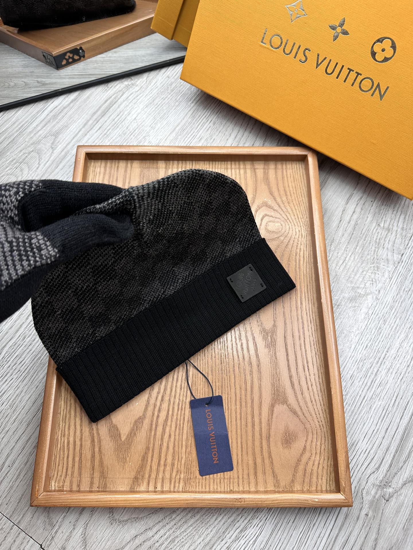 。L家。【羊毛单帽】终于等到你出货啦！！专柜专柜专柜直接下的订单.电子版合确认信息拍你们.客供小羊毛！珍