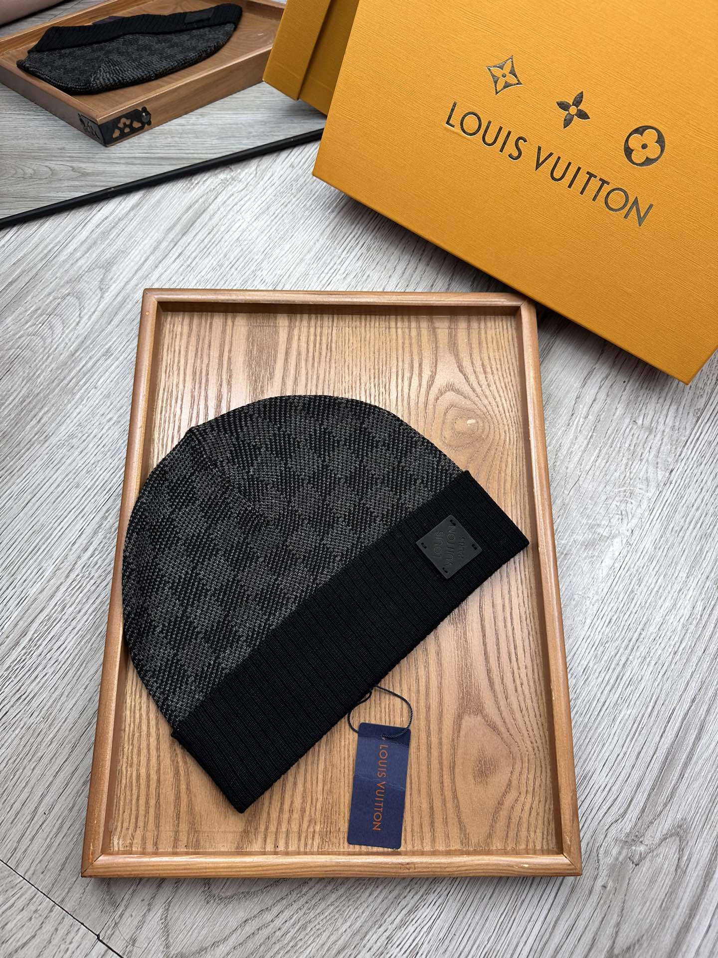 。L家。【羊毛单帽】终于等到你出货啦！！专柜专柜专柜直接下的订单.电子版合确认信息拍你们.客供小羊毛！珍