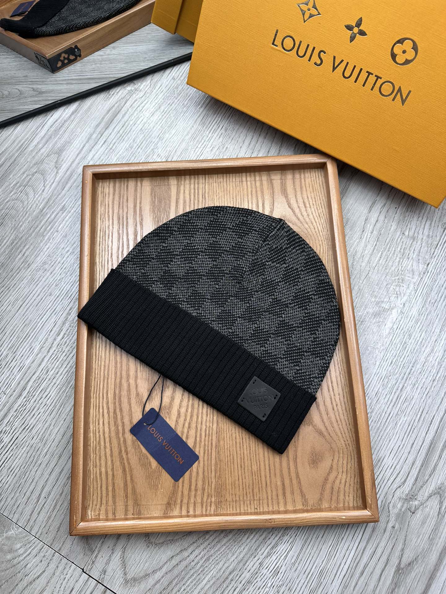 。L家。【羊毛单帽】终于等到你出货啦！！专柜专柜专柜直接下的订单.电子版合确认信息拍你们.客供小羊毛！珍